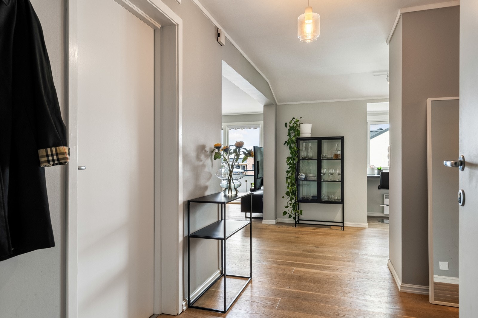 Det er fin plass til skoskap og knaggrekker i entreen. Galleribilde