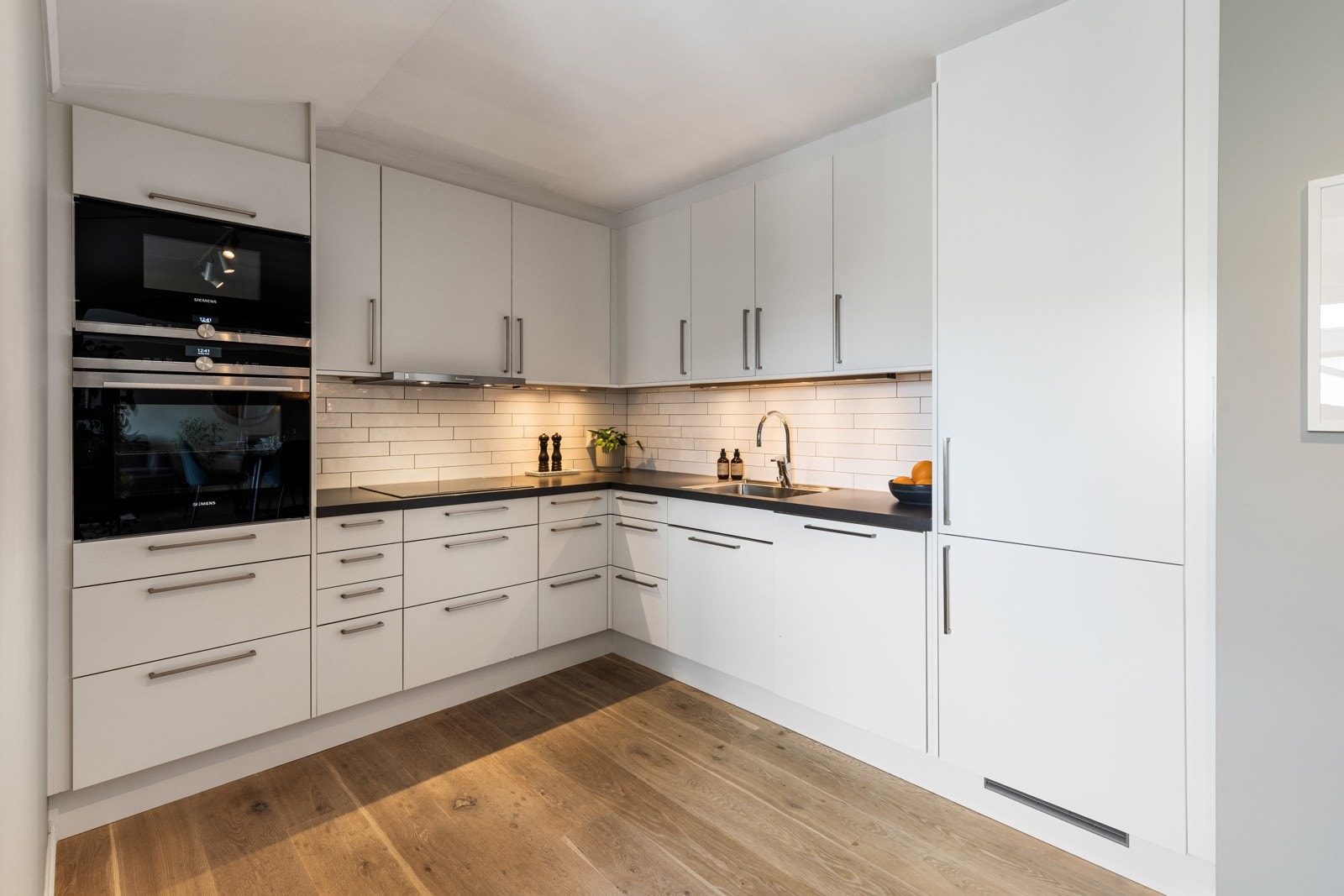 Kjøkkenet, som var nytt i 2016, har et moderne design med rene linjer, gode benkeflater og rikelig med oppbevaringsplass. Galleribilde