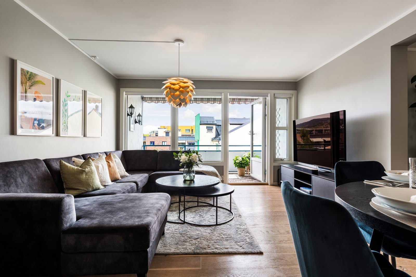 Leiligheten har utgang fra stuen til en vestvendt, overbygd balkong på ca. 7 kvm. Galleribilde