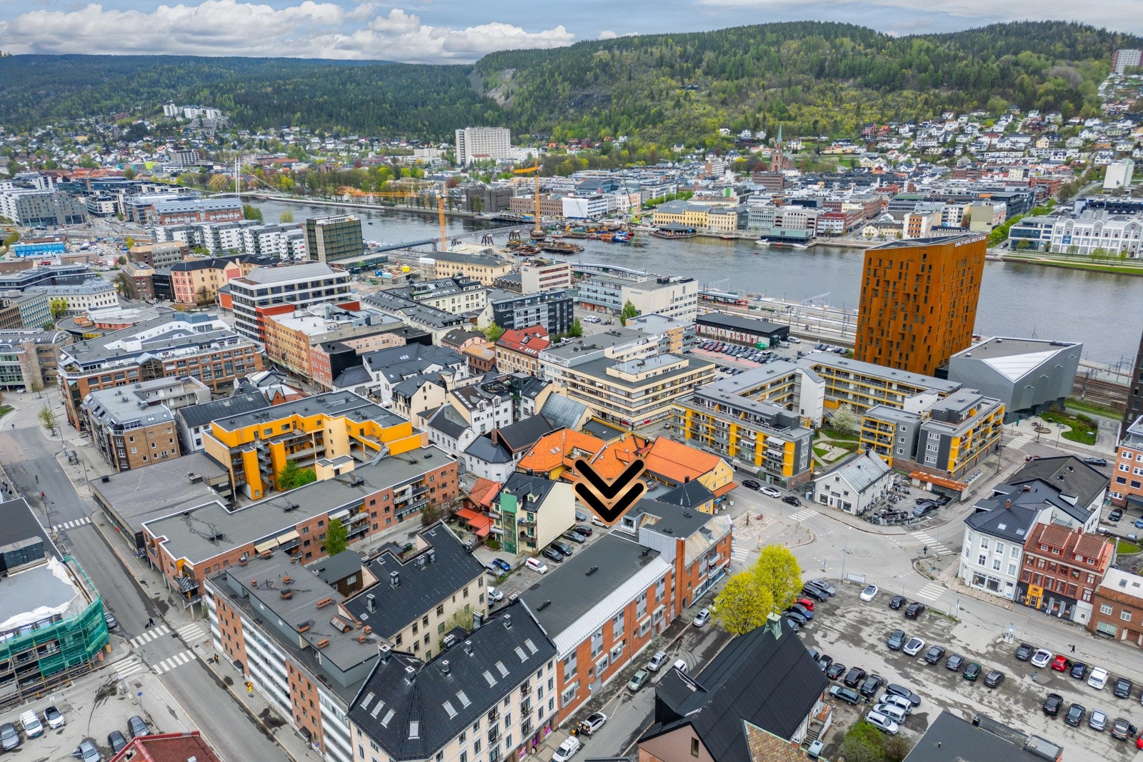 Drammenselva og byens populære elvepromenade ligger i nærheten, og ved å gå byen rundt vil du også passere Holmennokken, Union brygge, Ypsilon bro og Elveparken. Galleribilde