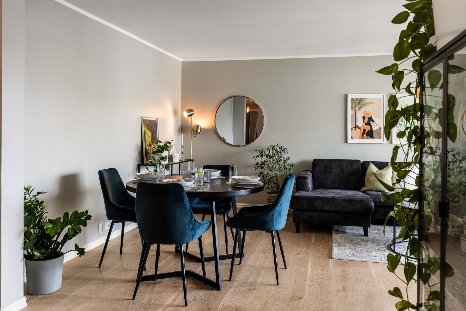 Det er god plass til spisebord i stuen. Galleribilde