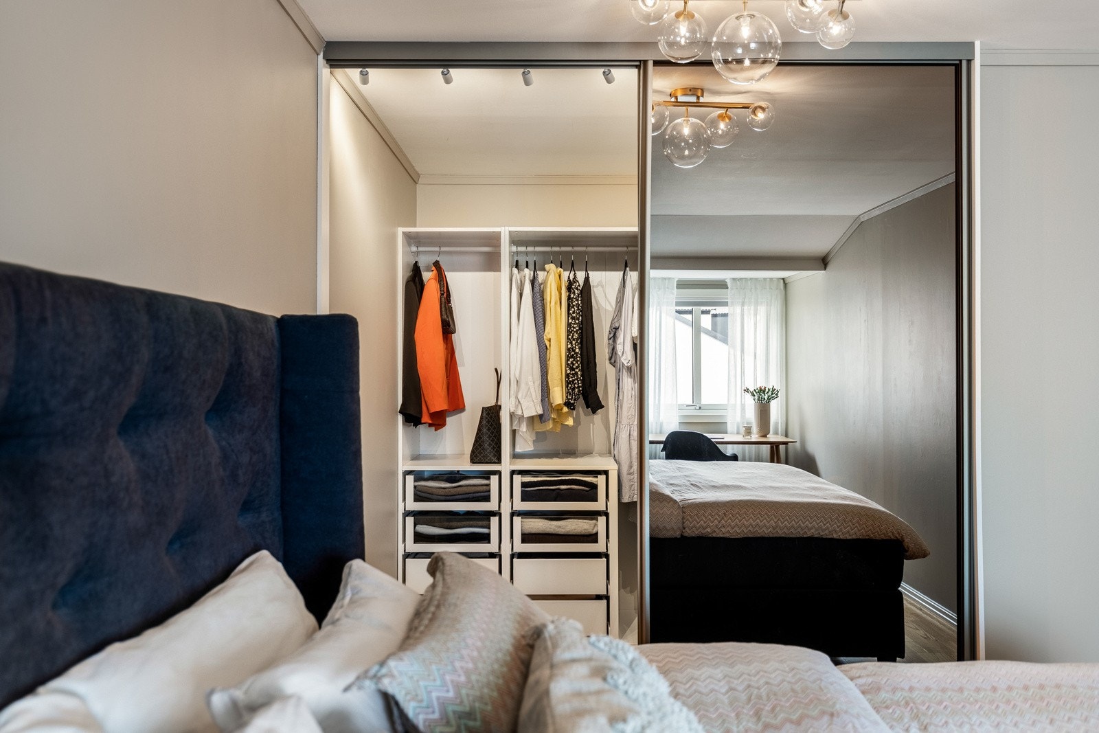 I 2020 ble det montert ny innredning i et stort, tilliggende walk-in closet som gjemmer seg bak en smart skyvedørsløsning på soverommet. Galleribilde
