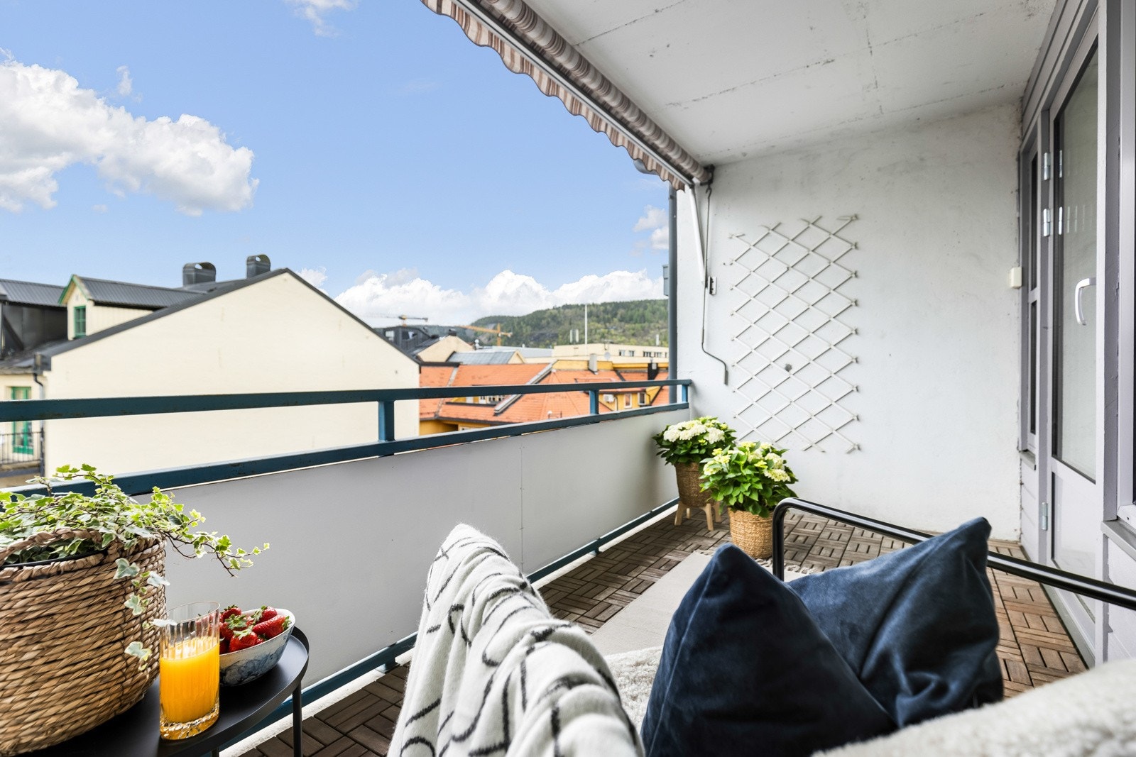 Det er montert en bred markise i overbygget. Galleribilde