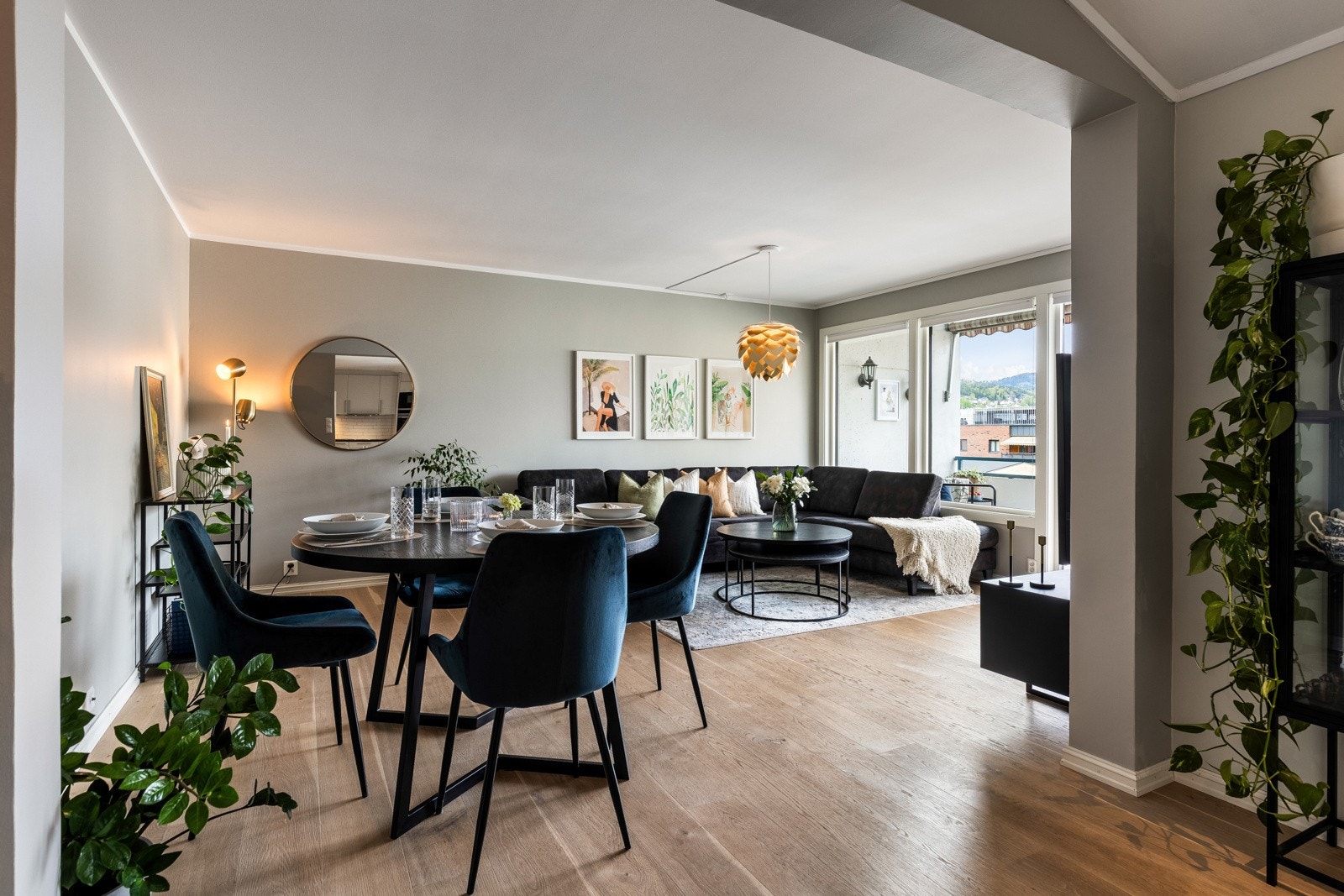 Stuen ligger i åpen løsning med kjøkkenet, og sammen danner de et stort, innbydende allrom med behagelig atmosfære. Galleribilde