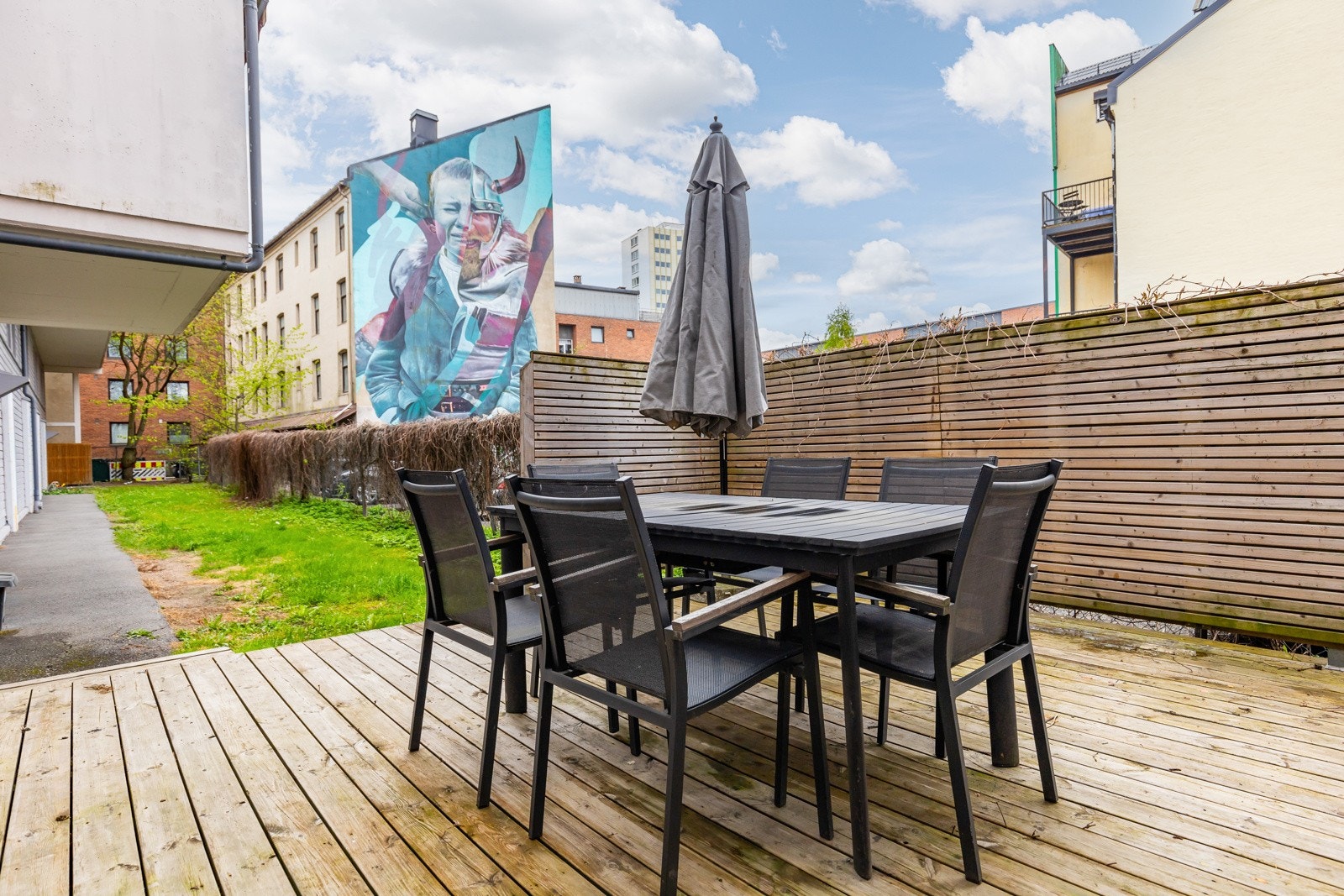 Det er etablert en stor, skjermet markterrasse med utemøbler til felles anvendelse. Galleribilde
