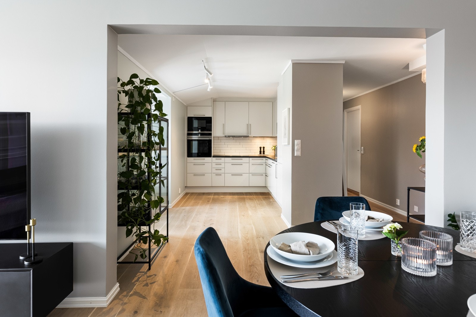 Det er plass for spisebord i stuen, med enkel adkomst til kjøkkenet. Galleribilde