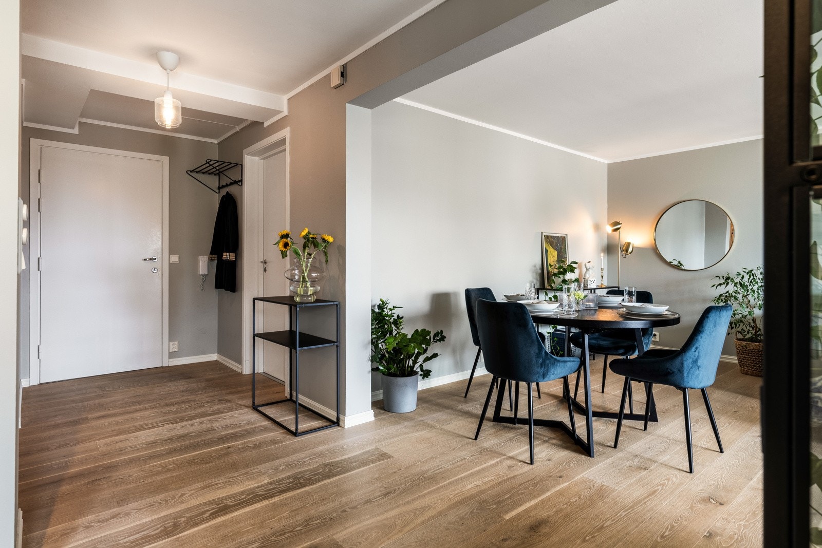 Vel inne blir vi ønsket velkommen i en pen entré med lysegrå, glatte vegger og gyllent, enstavs parkettgulv fra 2016. Galleribilde