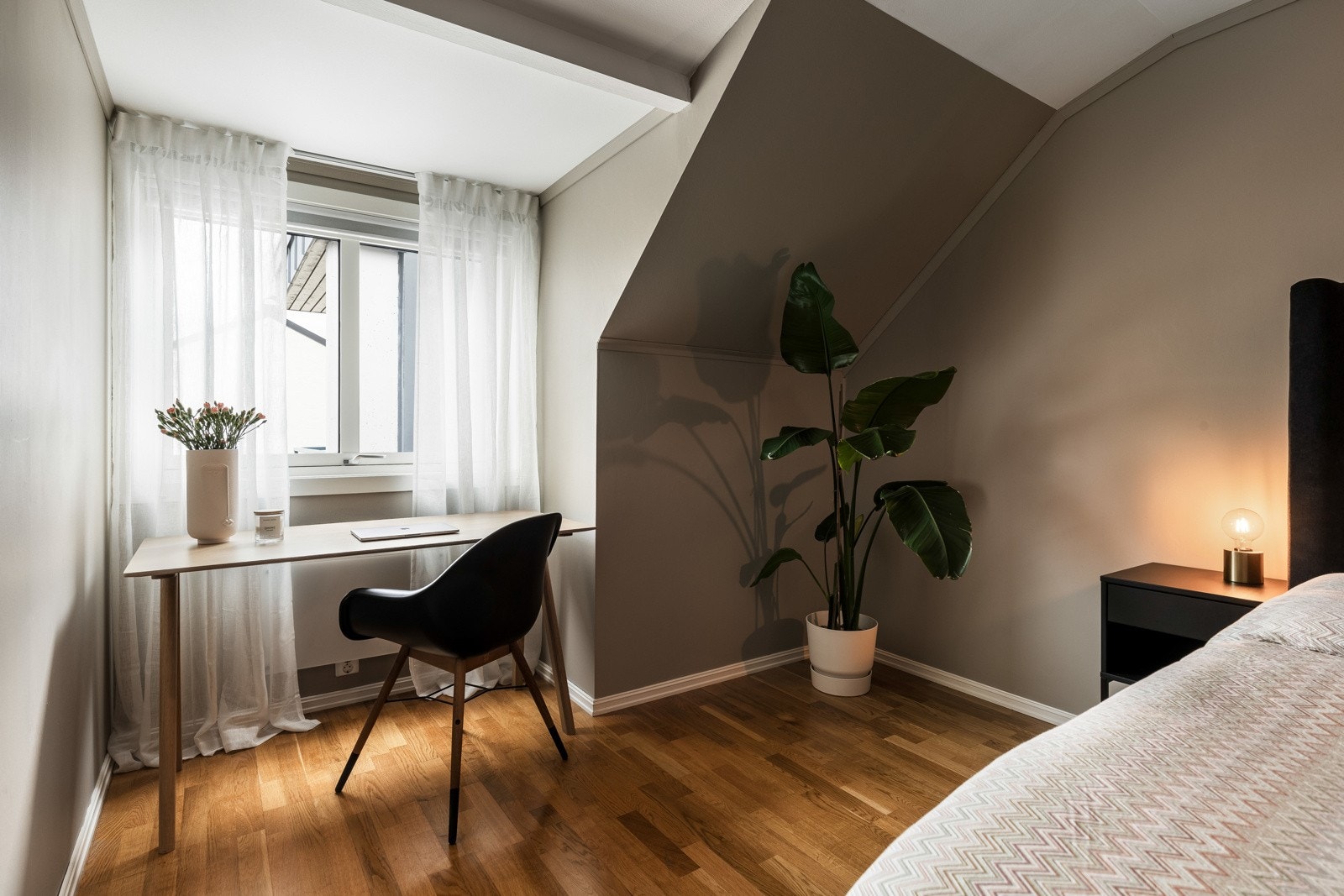 Det er plass til et skrivebord, ved et stort vindu på endeveggen sørger for rikt, naturlig lysinnslipp. Galleribilde