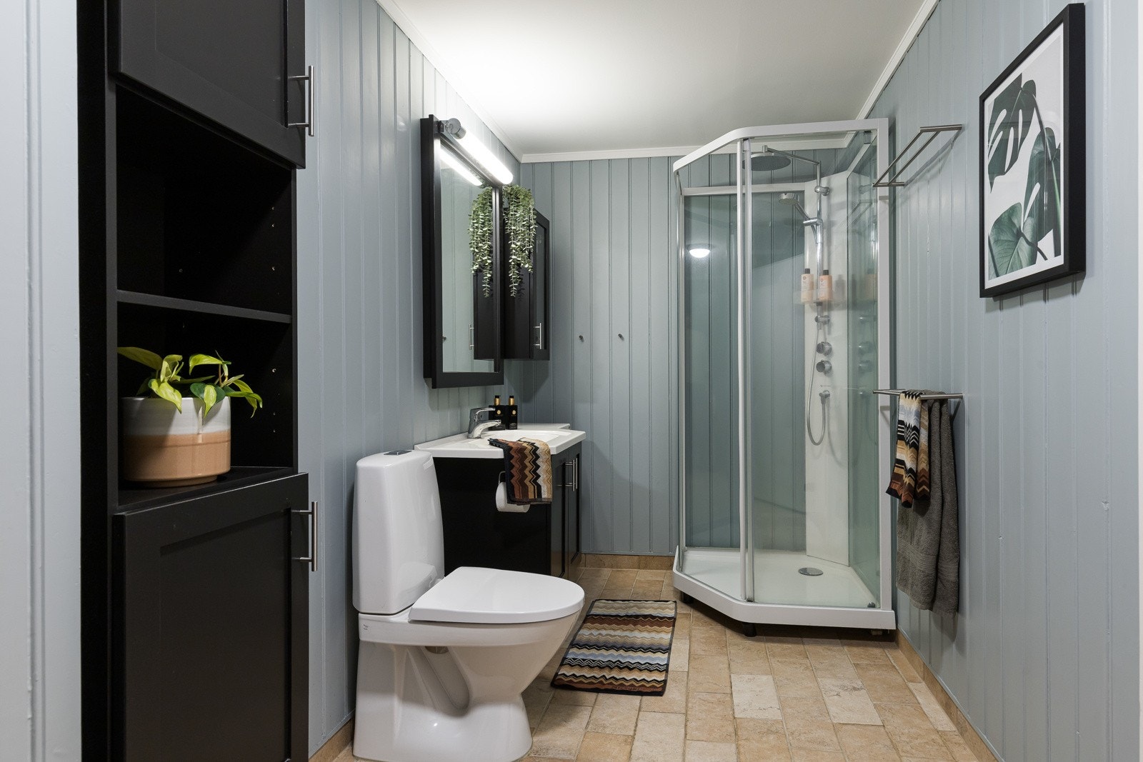 Badet er utstyrt med blant annet et dusjkabinett fra 2020 med regnfallsdusj. Galleribilde