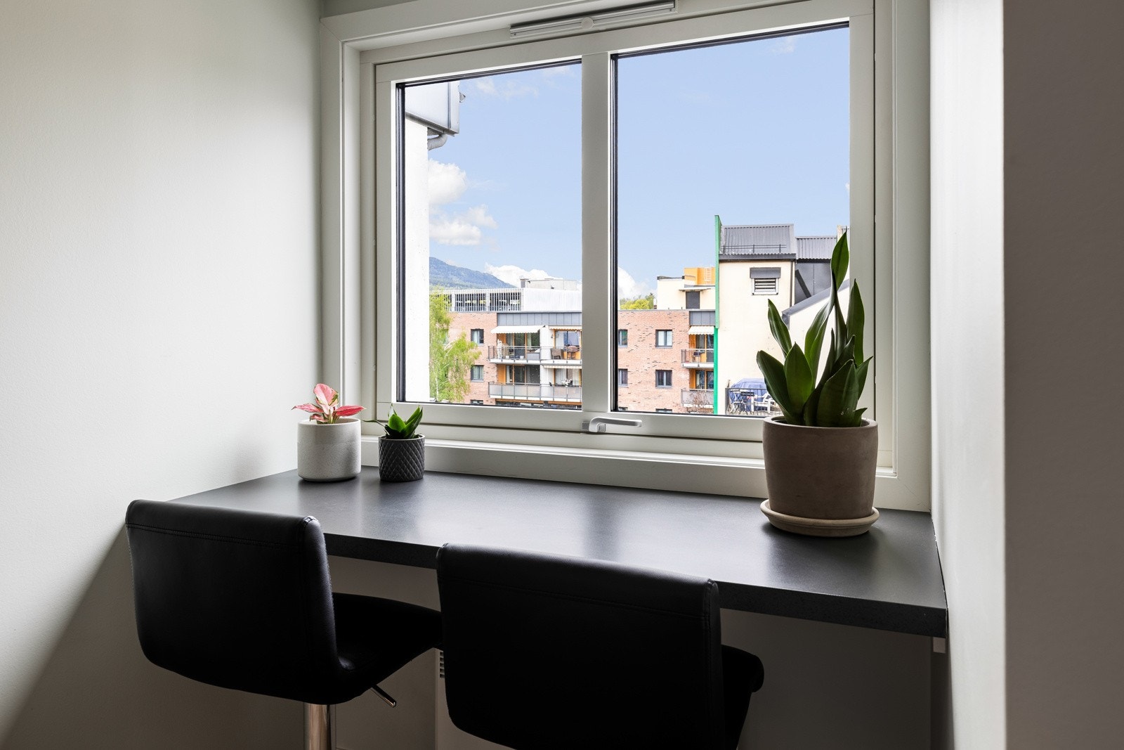 Det er en hyggelig frokostplass for to. Galleribilde