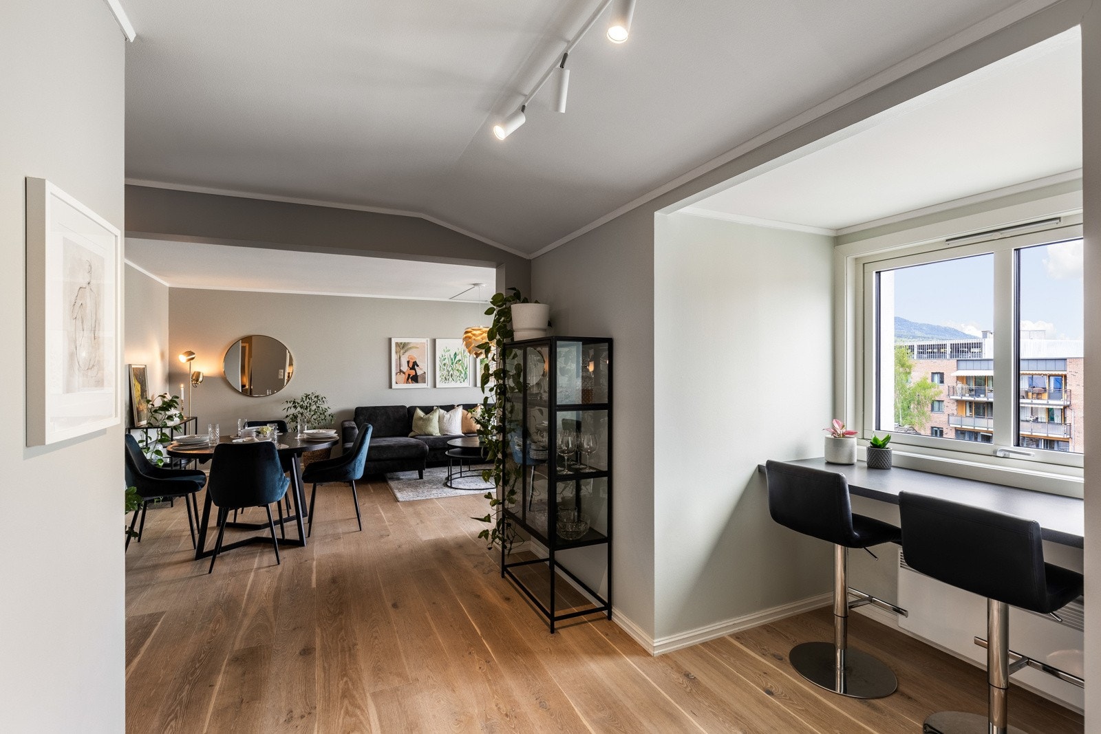 Under et vindu på kjøkkenet er det en smart barløsning med spiseplass for to. Galleribilde
