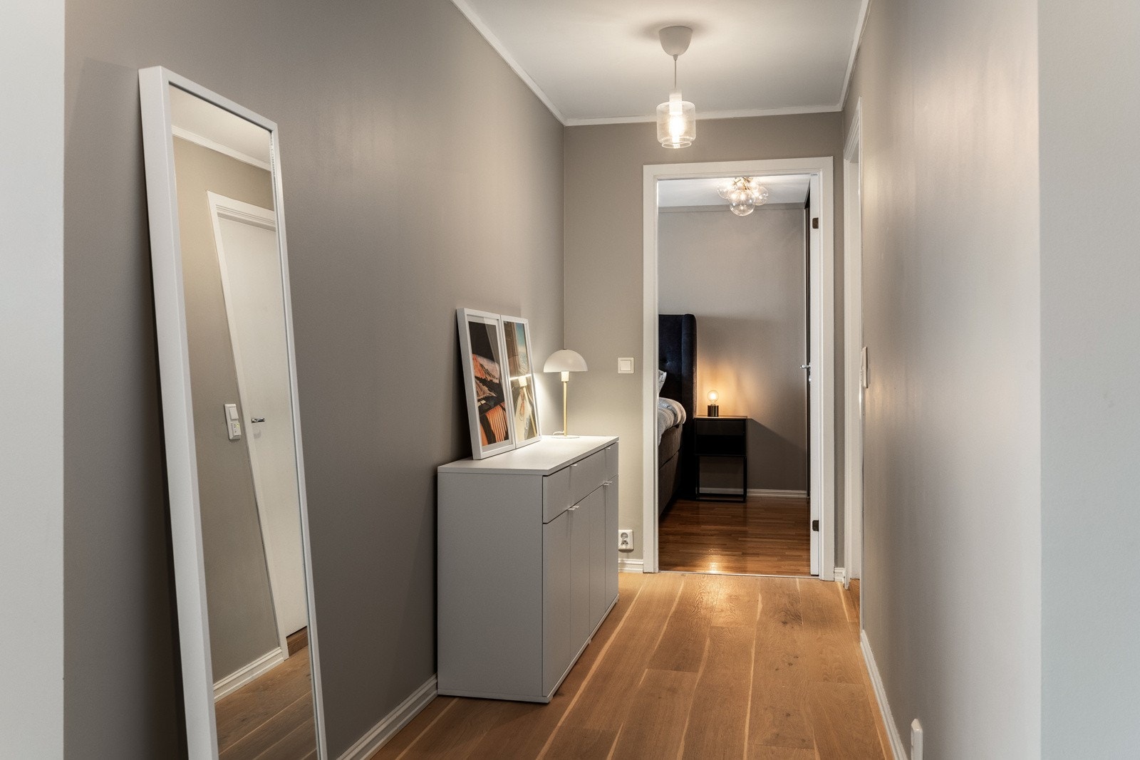 Leiligheten fremstår med tidsmessige farge- og materialvalg og romslig planløsning. Galleribilde