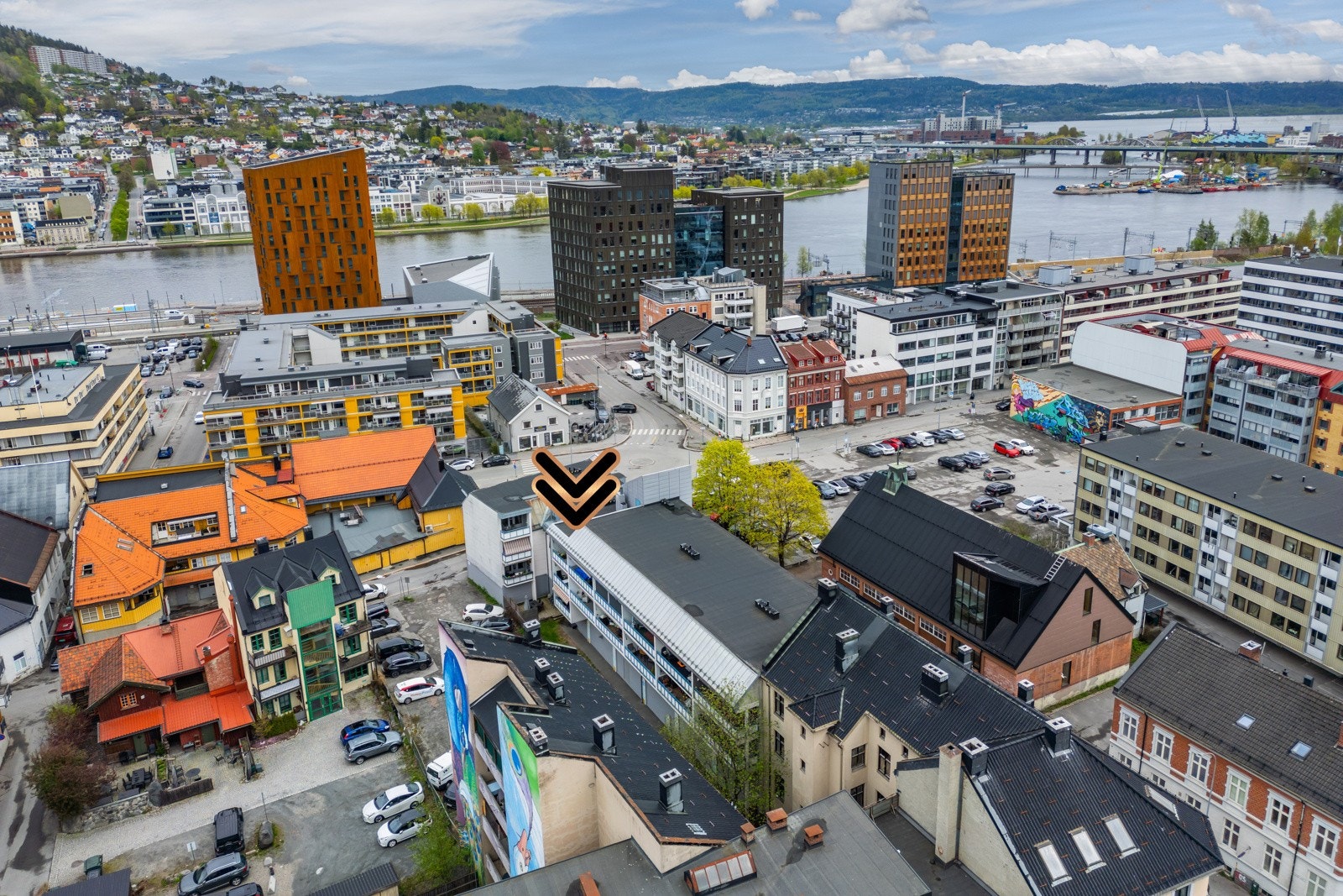 Eiendommen ligger supersentralt og attraktivt til, med umiddelbar nærhet til togstasjon, hyggelige spisesteder, uteliv og matbutikk. Galleribilde