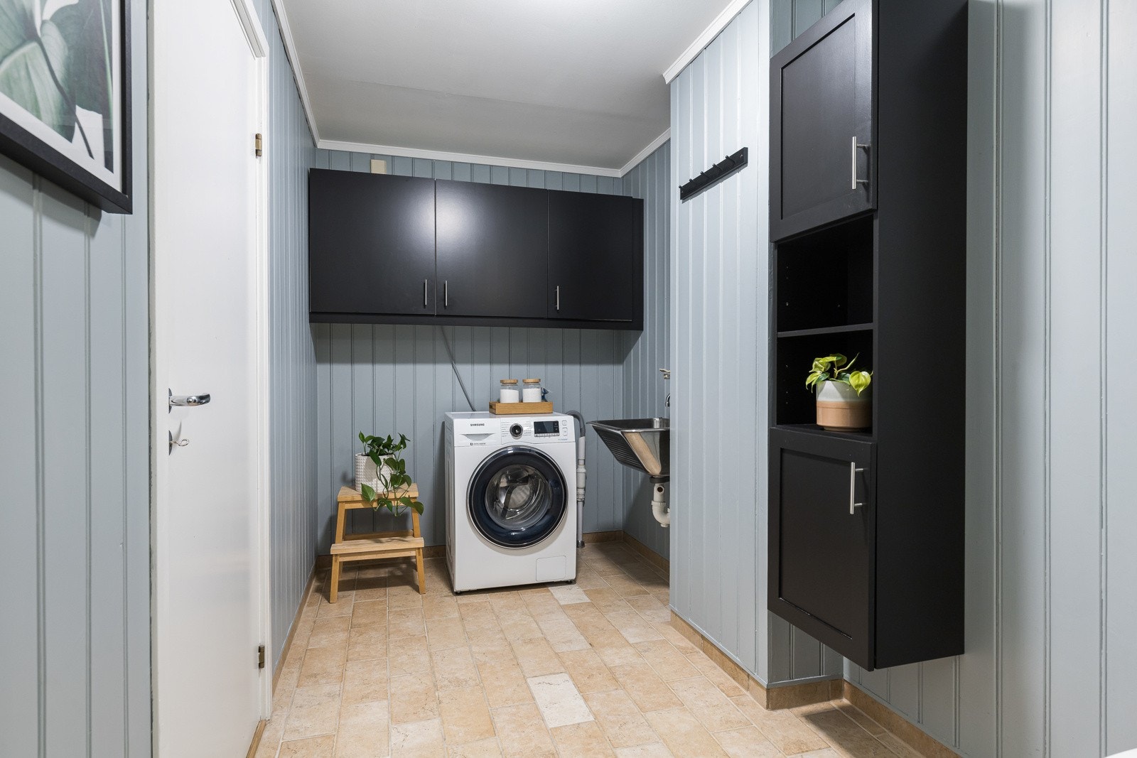 Videre er badet utstyrt med et toalett, en utslagsvask og opplegg for vaskemaskin. Galleribilde