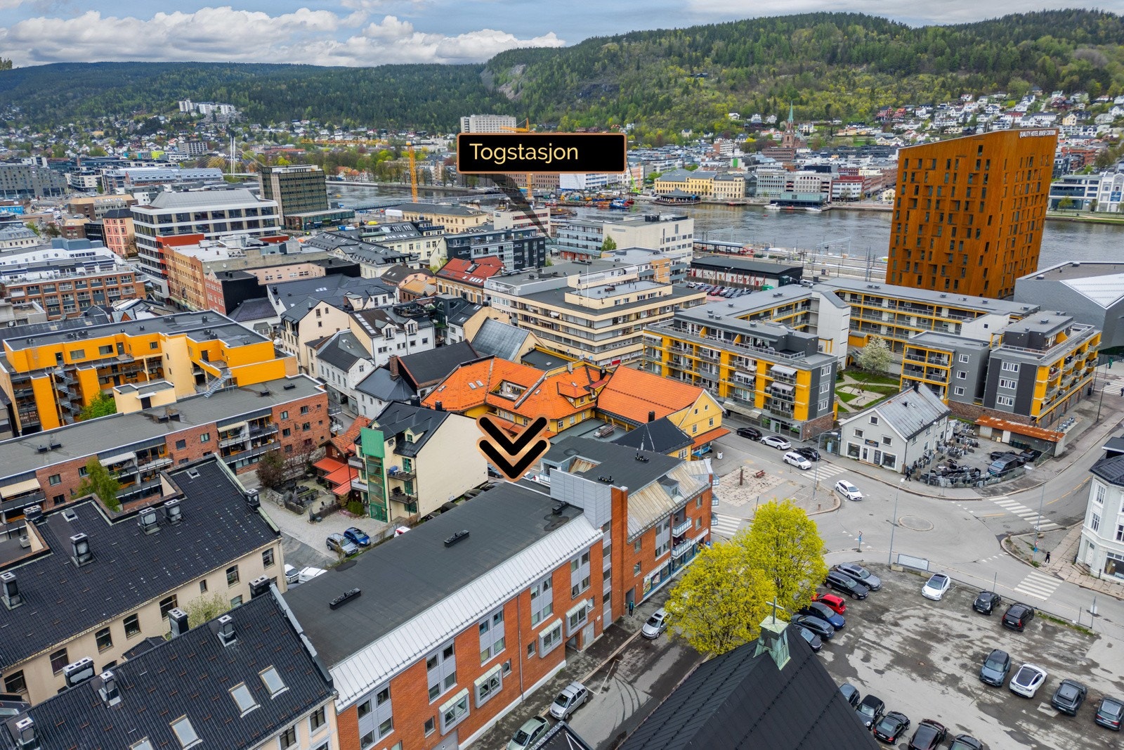 Det er ca. 4 min gange til togstasjonen fra eiendommen. Galleribilde