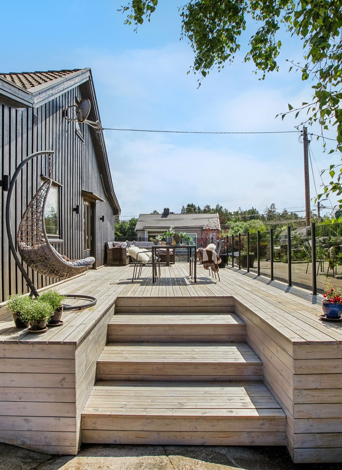 Terrassen tilbyr rikelig med plass for utemøbler, grill og hva enn du måtte ønske for utendørs hygge. Galleribilde