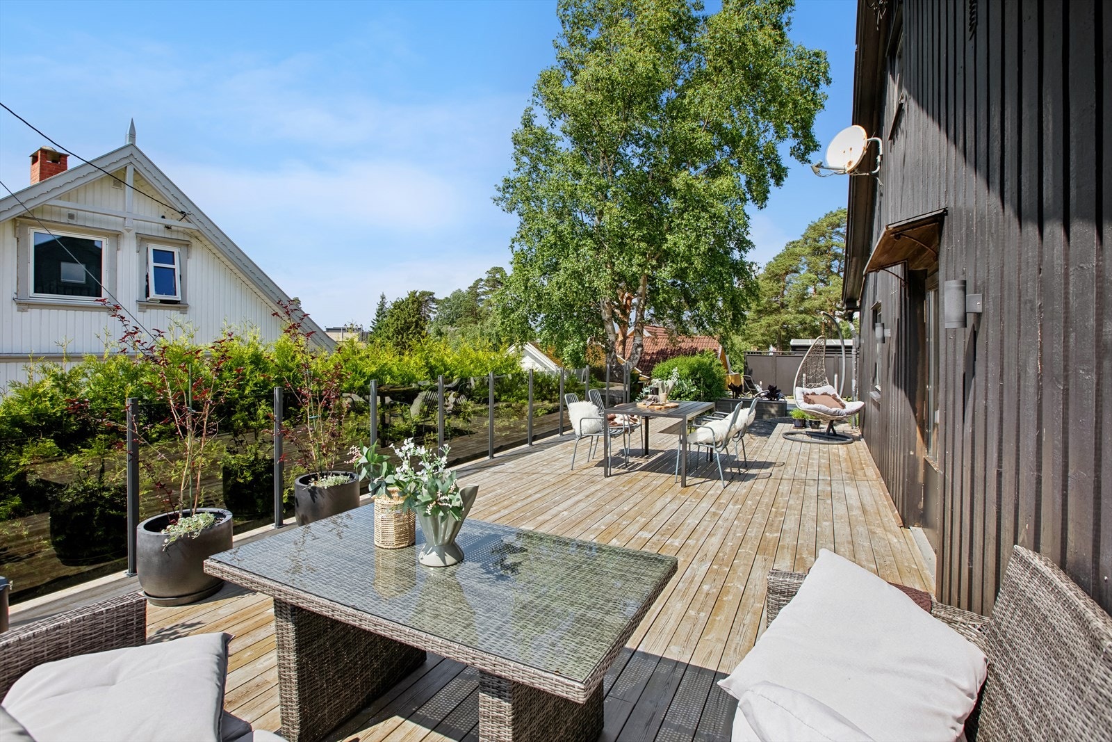 Solrike uteplasser med god plass til flere utegrupper og soner. Galleribilde