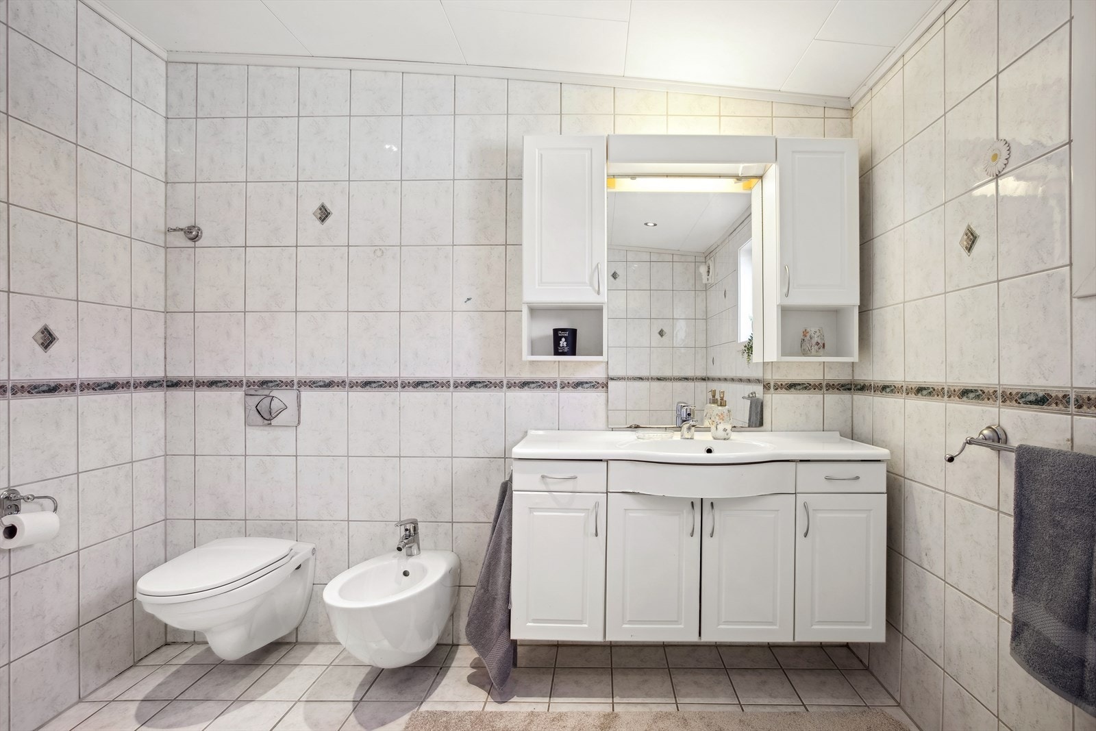 Badet er flislagt med behagelig varme i gulvet. Galleribilde