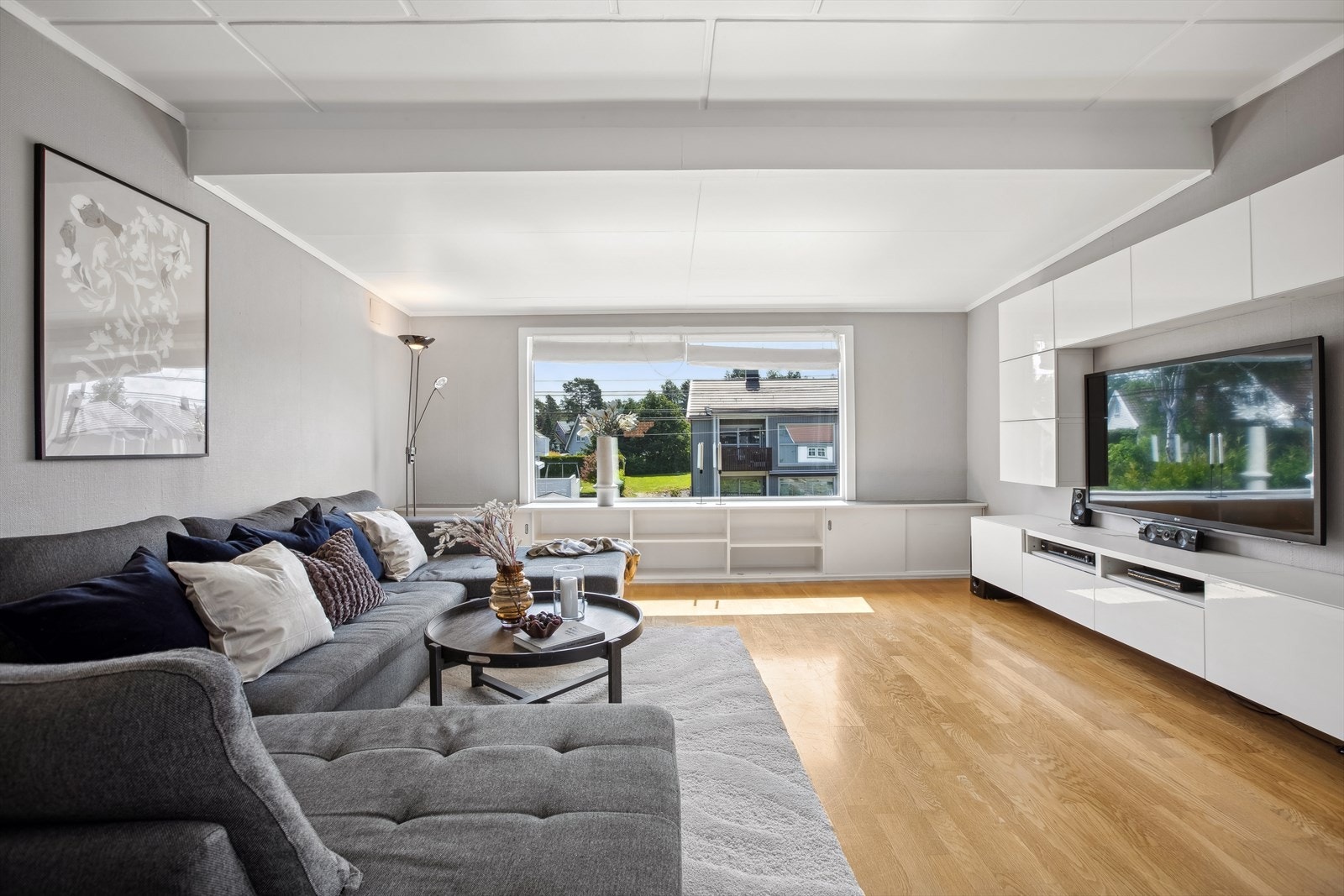 De store vinduene flommer rommet med naturlig dagslys. Galleribilde