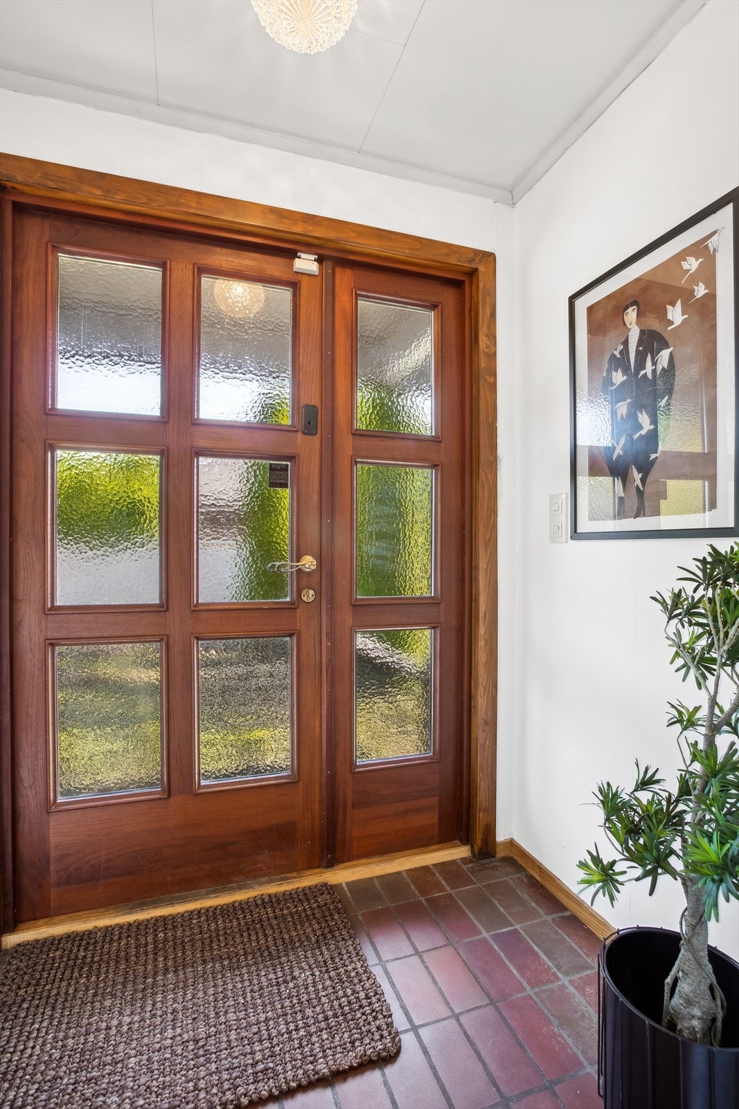 Flislagt entré med god plass til å henge fra seg yttertøy. Galleribilde