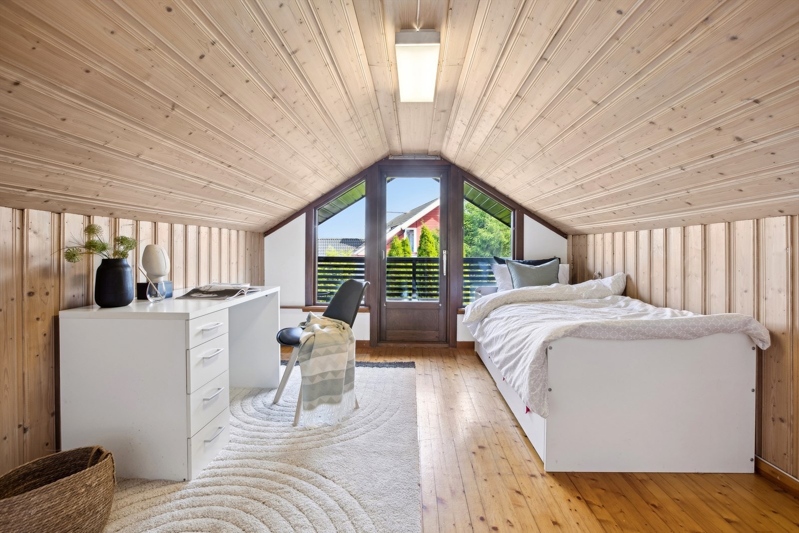 Innredet loftsrom med utgang til balkong. Det er ikke kjent om disse er godkjent som soverom, da det ikke foreligger bygningstegninger. Galleribilde