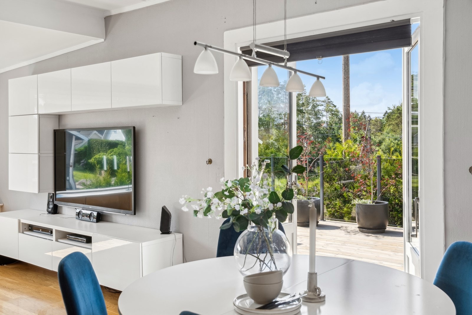Fra stuen er det utgang til den store terrassen, og til den frodige hagen. Galleribilde