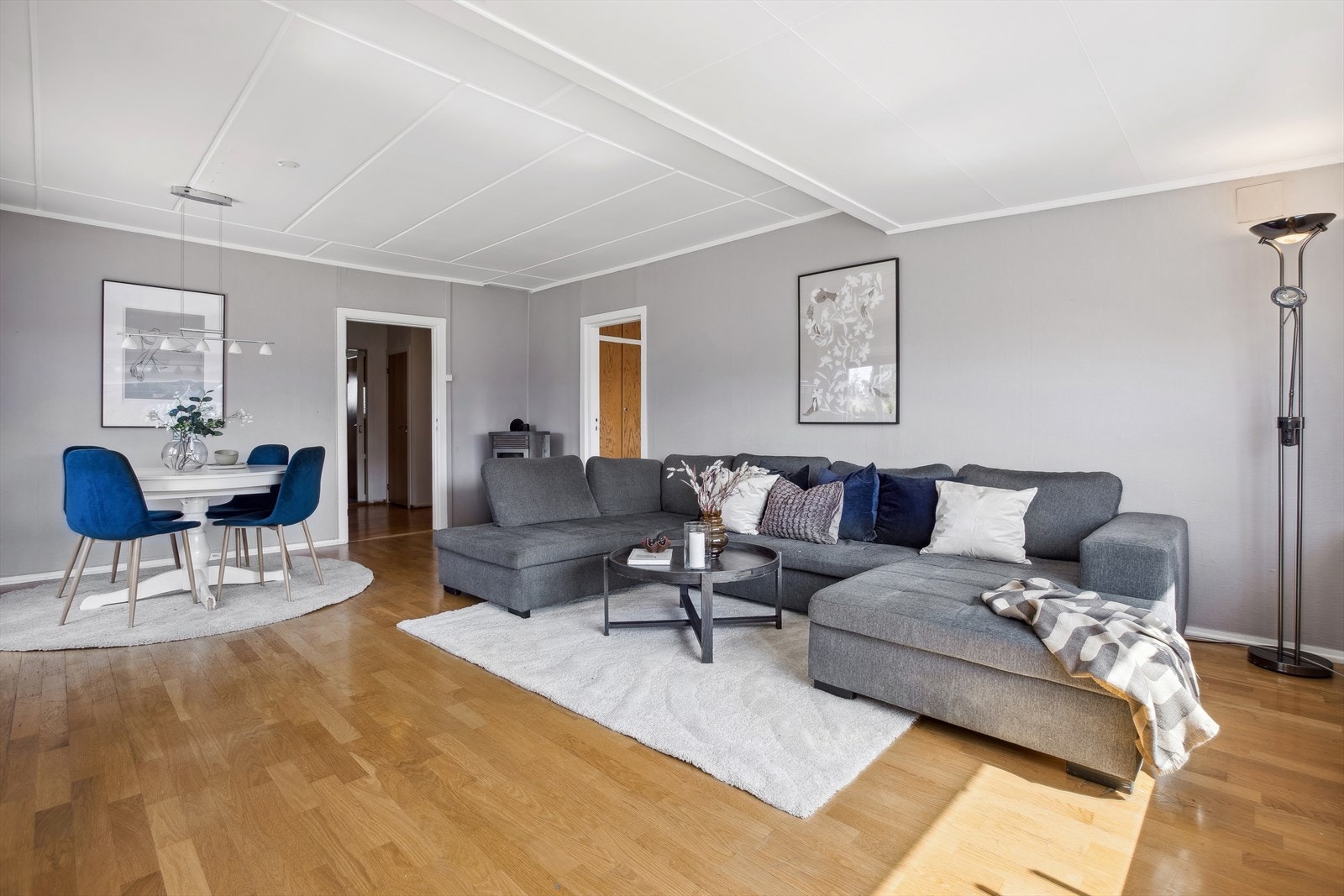 Stuen er det god plass til sofagruppe, lenestol og spisebord. Galleribilde