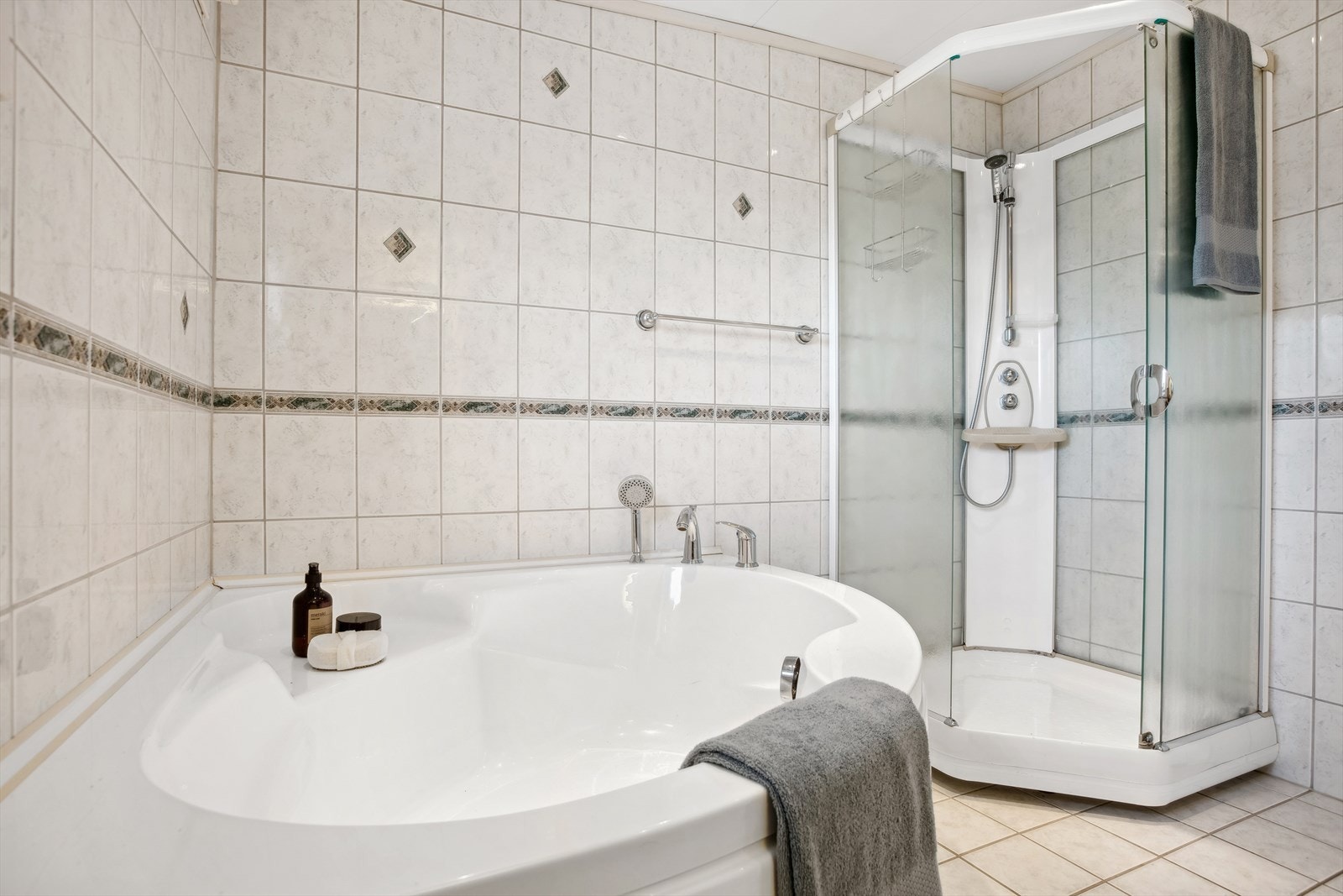 Dusjområdet består av dusjkabinett med hånddusj, samt at det er et deilig boblekar ved siden av. Galleribilde