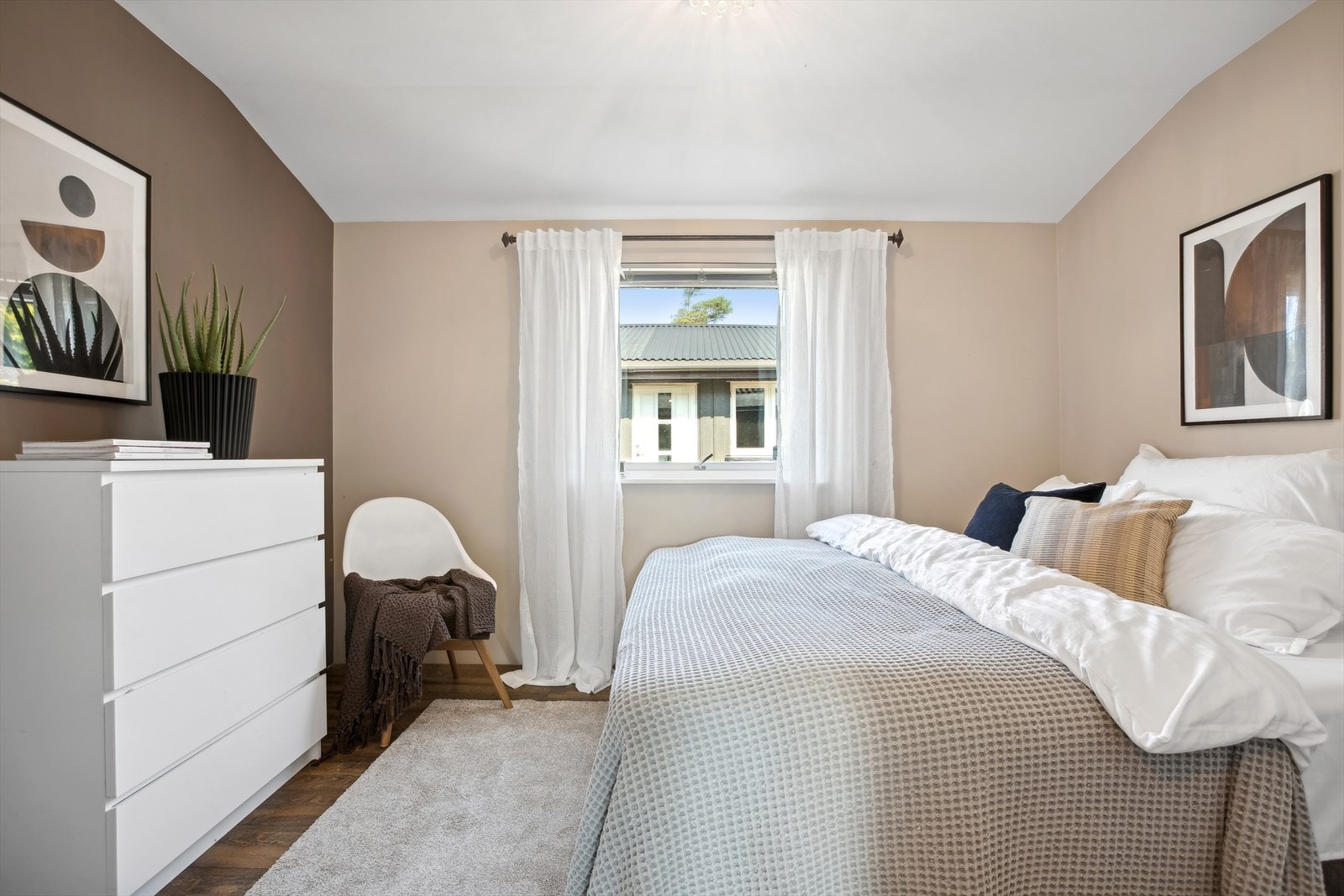 Videre inneholder boligen tre romslige og innbydende soverom. Galleribilde