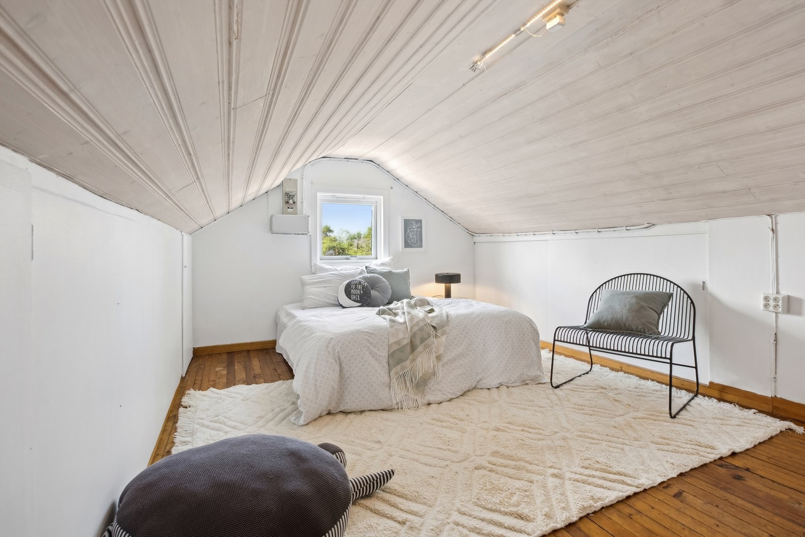 I 2. etasje er det to innredede loftsrom. Det er ikke kjent om disse er godkjent som soverom, da det ikke foreligger bygningstegninger. Galleribilde