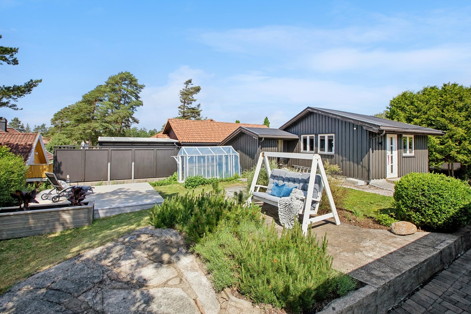 Tomten er stor og fin tomt med god plass til både store og små. Galleribilde