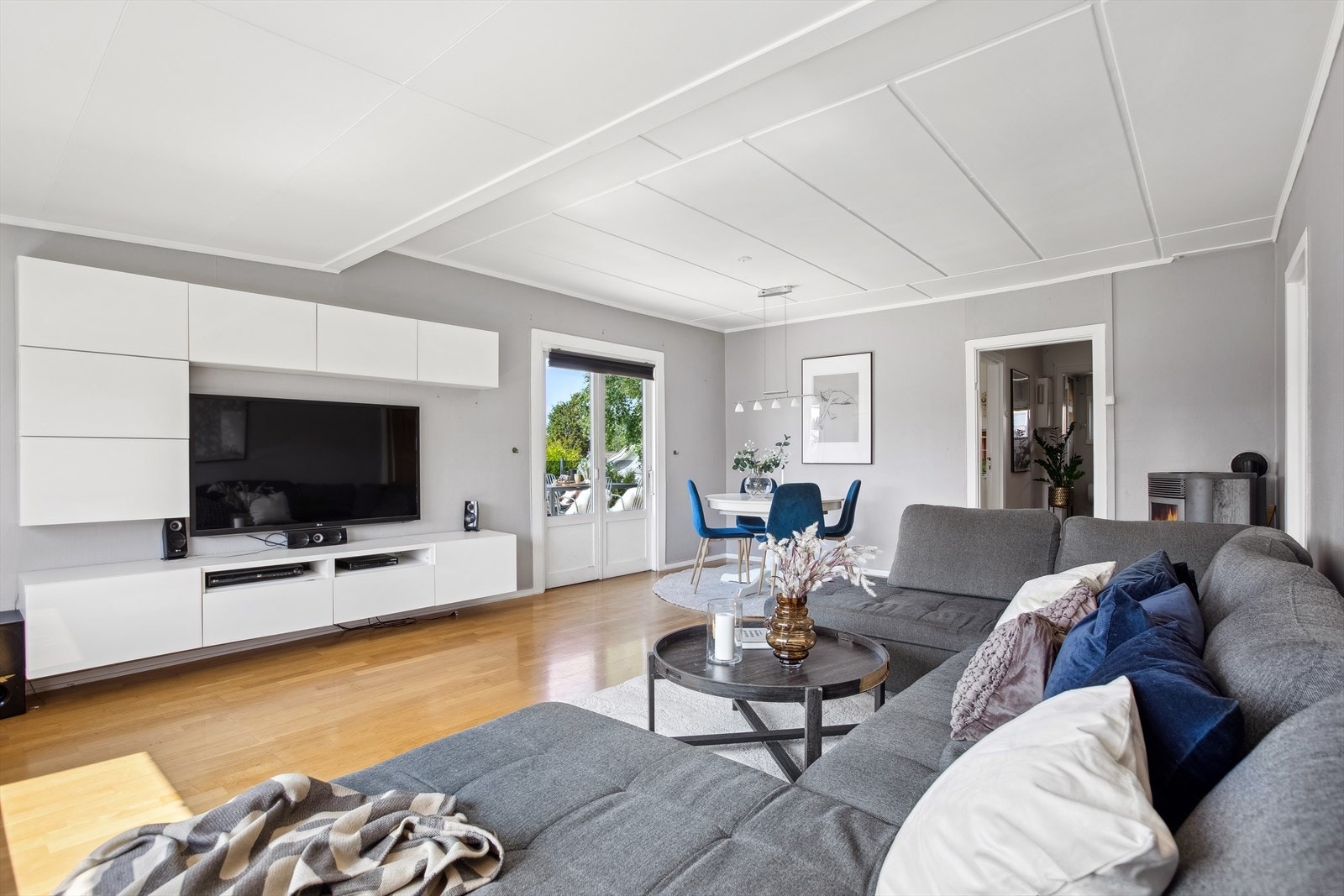 Det er pelletsovn i stuen og en vedovn i gangen. Galleribilde