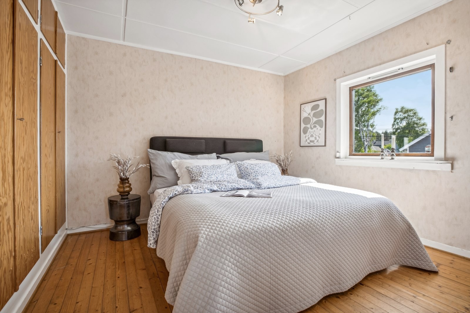 Soverommene er av god størrelse med plass til seng og tilhørende møblement og oppbevaring. Galleribilde