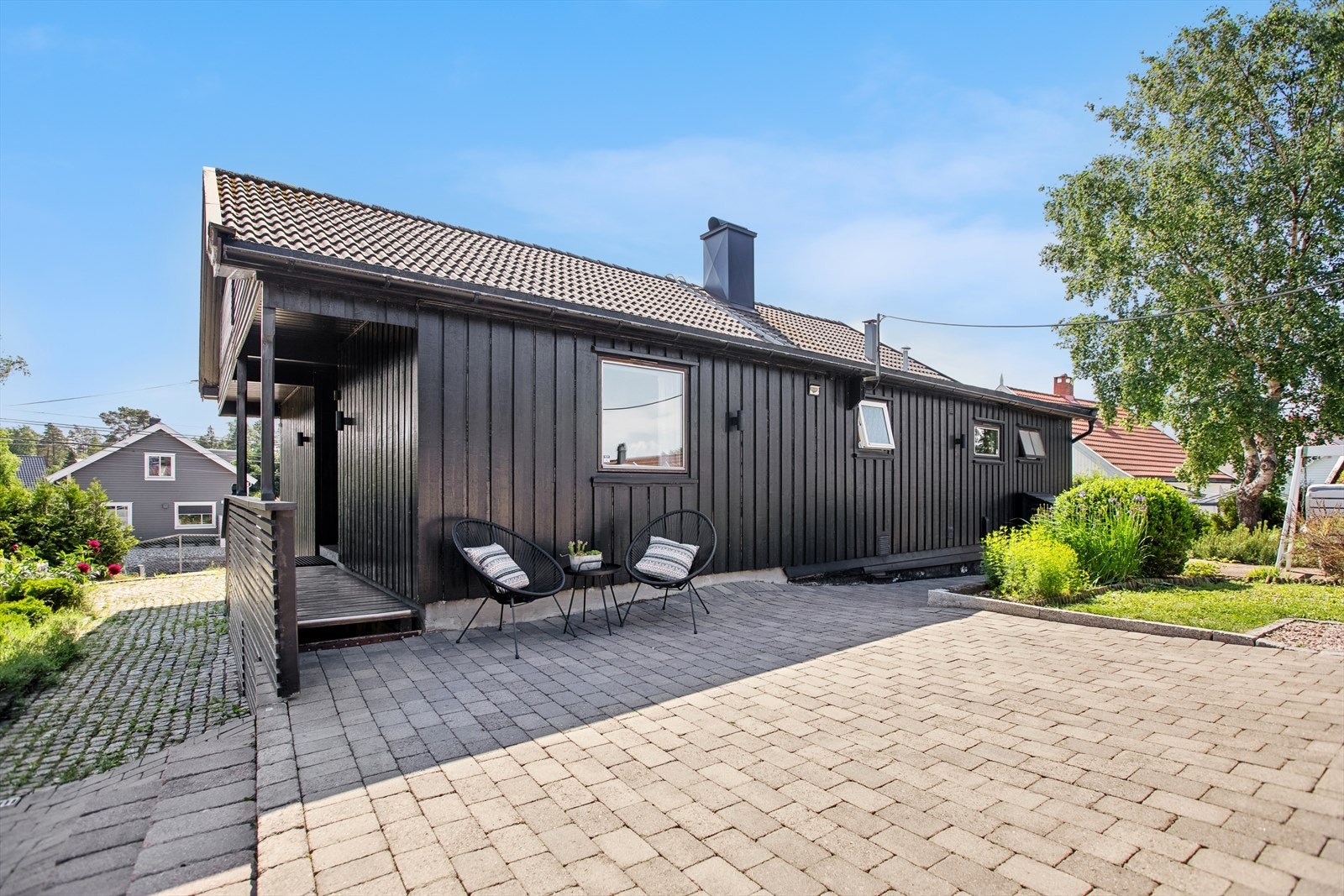 Ved inngangspartiet er det opparbeidet et hyggelig uteområde med god plass til hagemøbler. Galleribilde