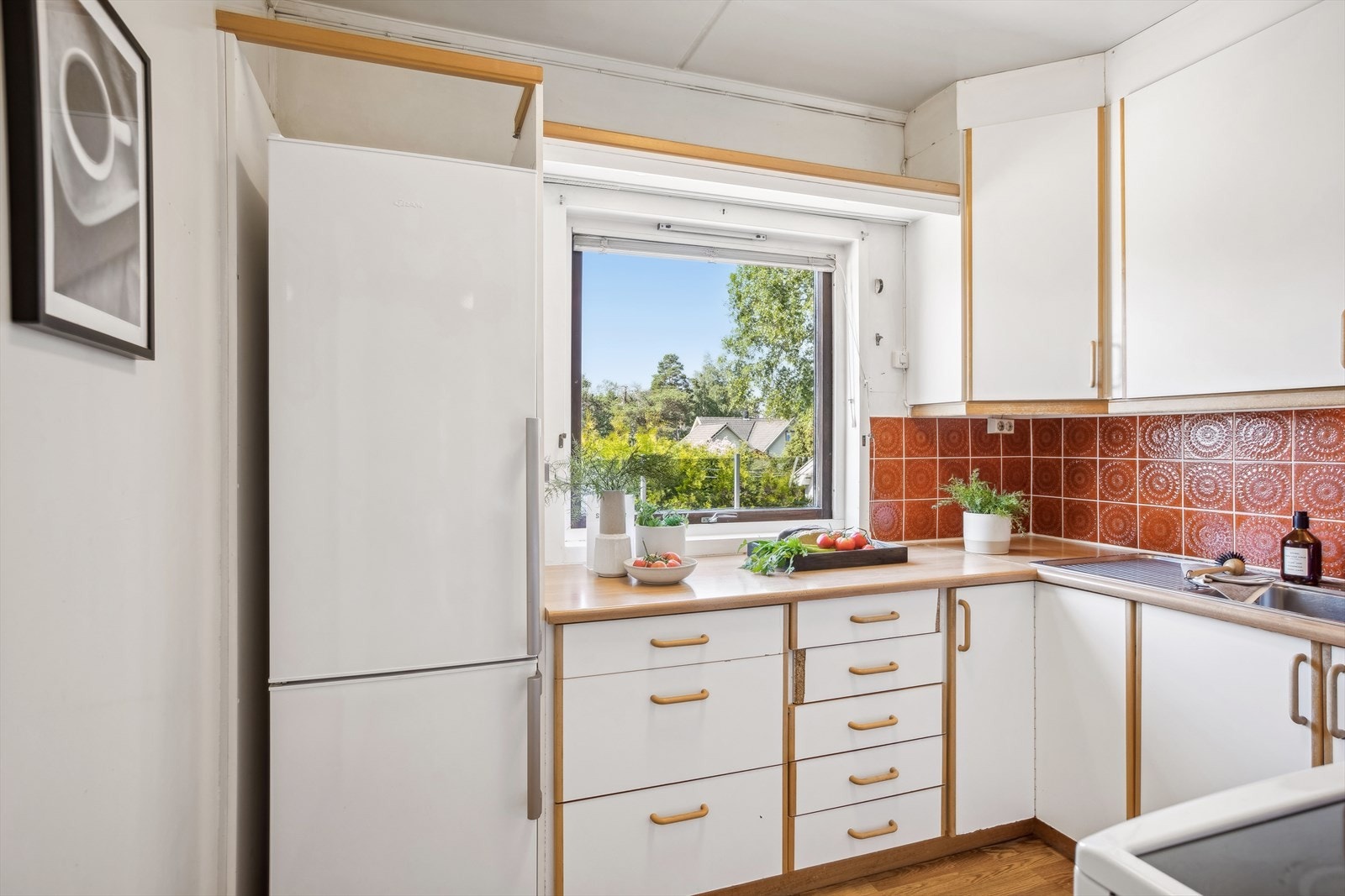 Kjøkkenet plass til frittstående hvitevarer som kjøleskap, oppvaskmaskin og komfyr. Galleribilde