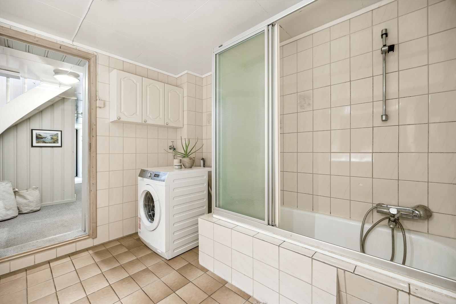 Badet har badekar med dusj, samt opplegg for vaskemaskin. Galleribilde