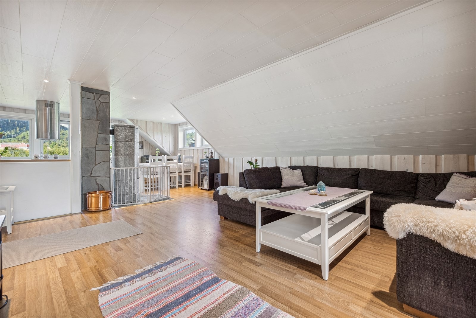 Leiligheten i andre etasje inneholder stue/kjøkken, bad, to soverom og en balkong på 9 m². Galleribilde