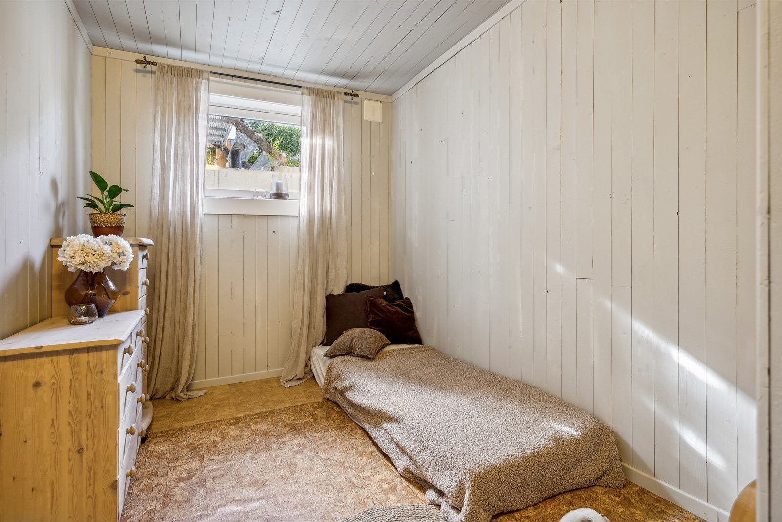 I tillegg til soverommene har underetasjen fire romslige boder. Galleribilde