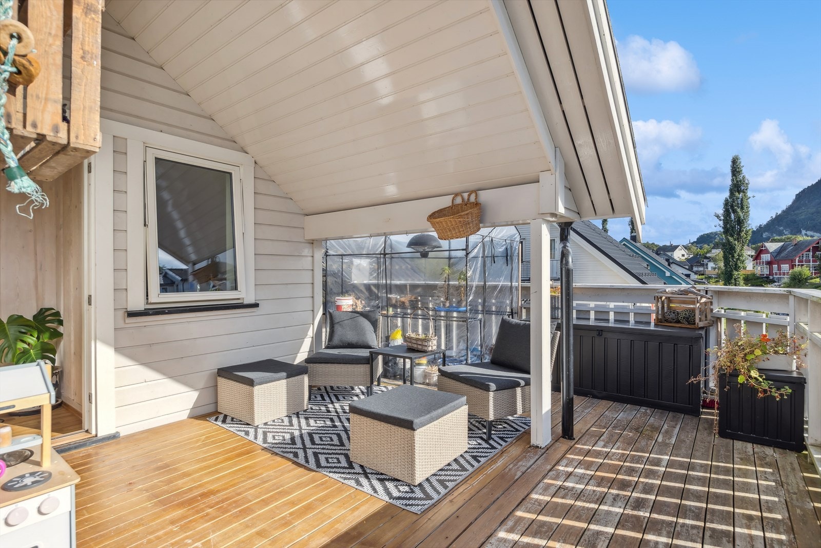 Balkongen er romslig og har god plass til flere sittegrupper. Galleribilde