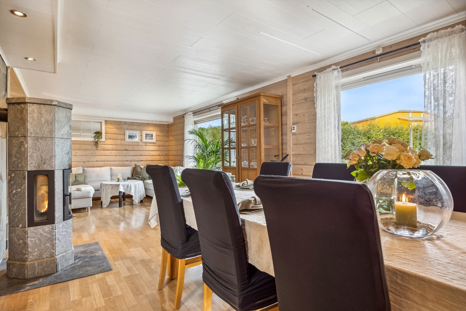 Stuen i første etasje er på hele 49m² og blir naturlig inndelt i tre soner. Galleribilde