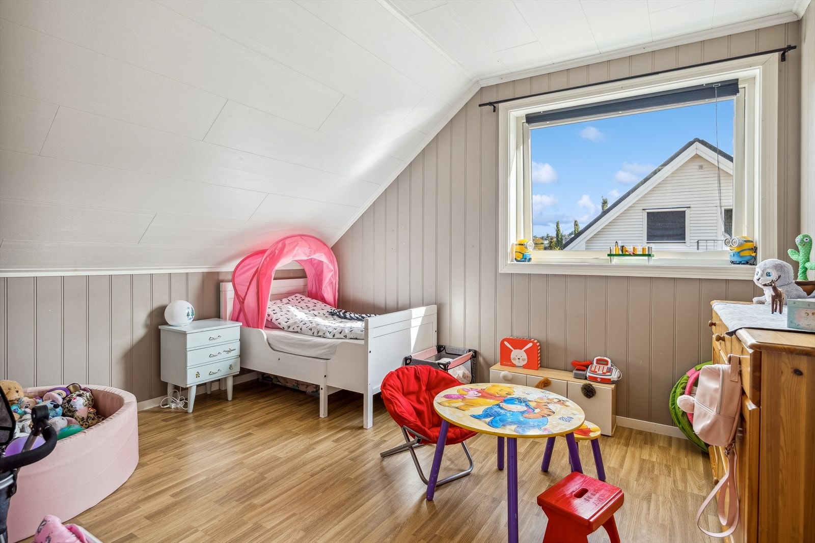 Andre etasje har to fine soverom på henholdsvis 5,5 og 8 m². Galleribilde