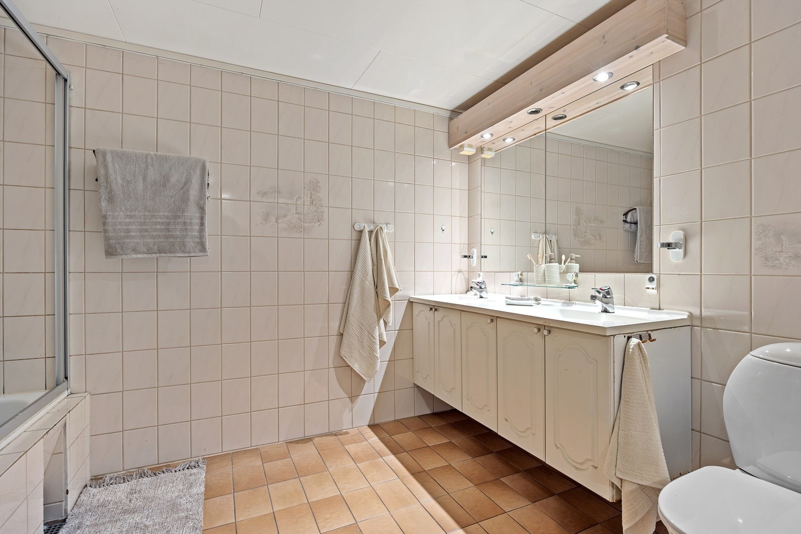 Flislagt bad på 9 m² i underetasjen. Galleribilde