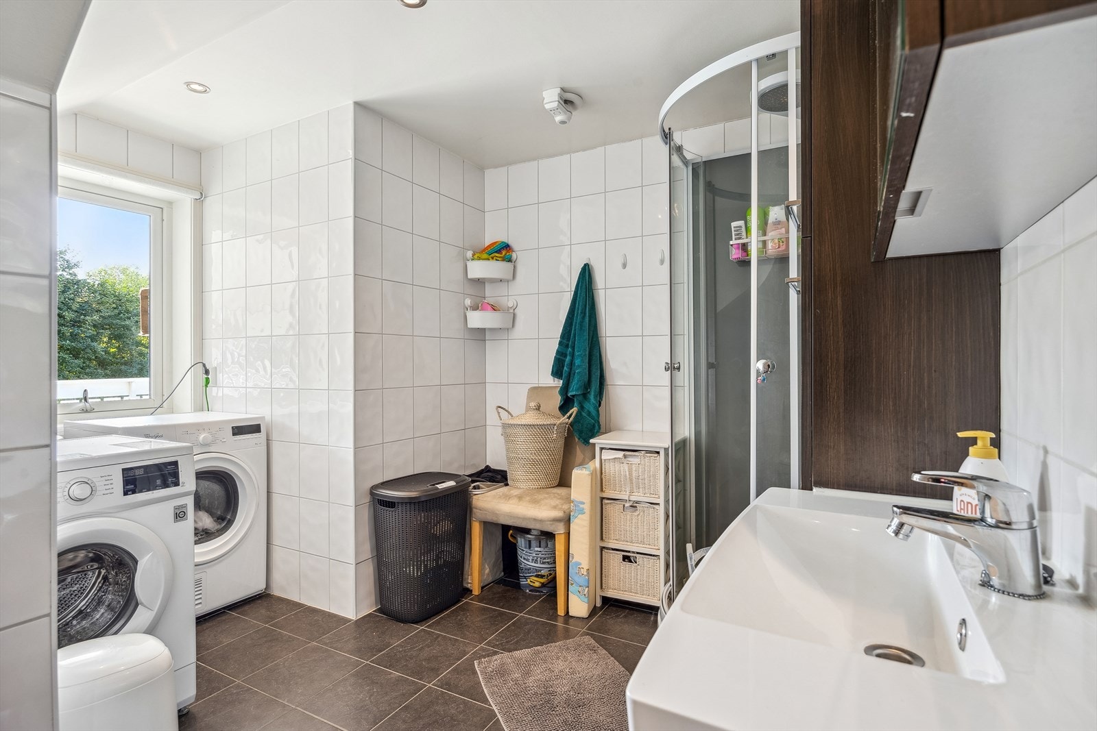 Badet i 2. etasjen er fra 2015, og er innredet med dusjkabinet og opplegg for vaskemaskin. Galleribilde