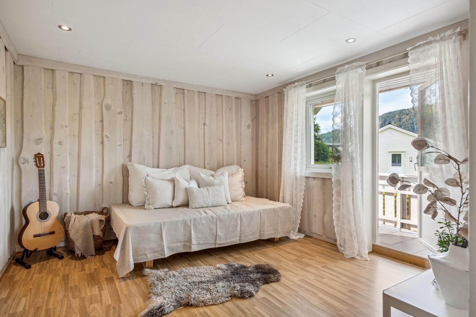 Fra det ene soverommet i første etasje er det utgang til verandaen. Galleribilde