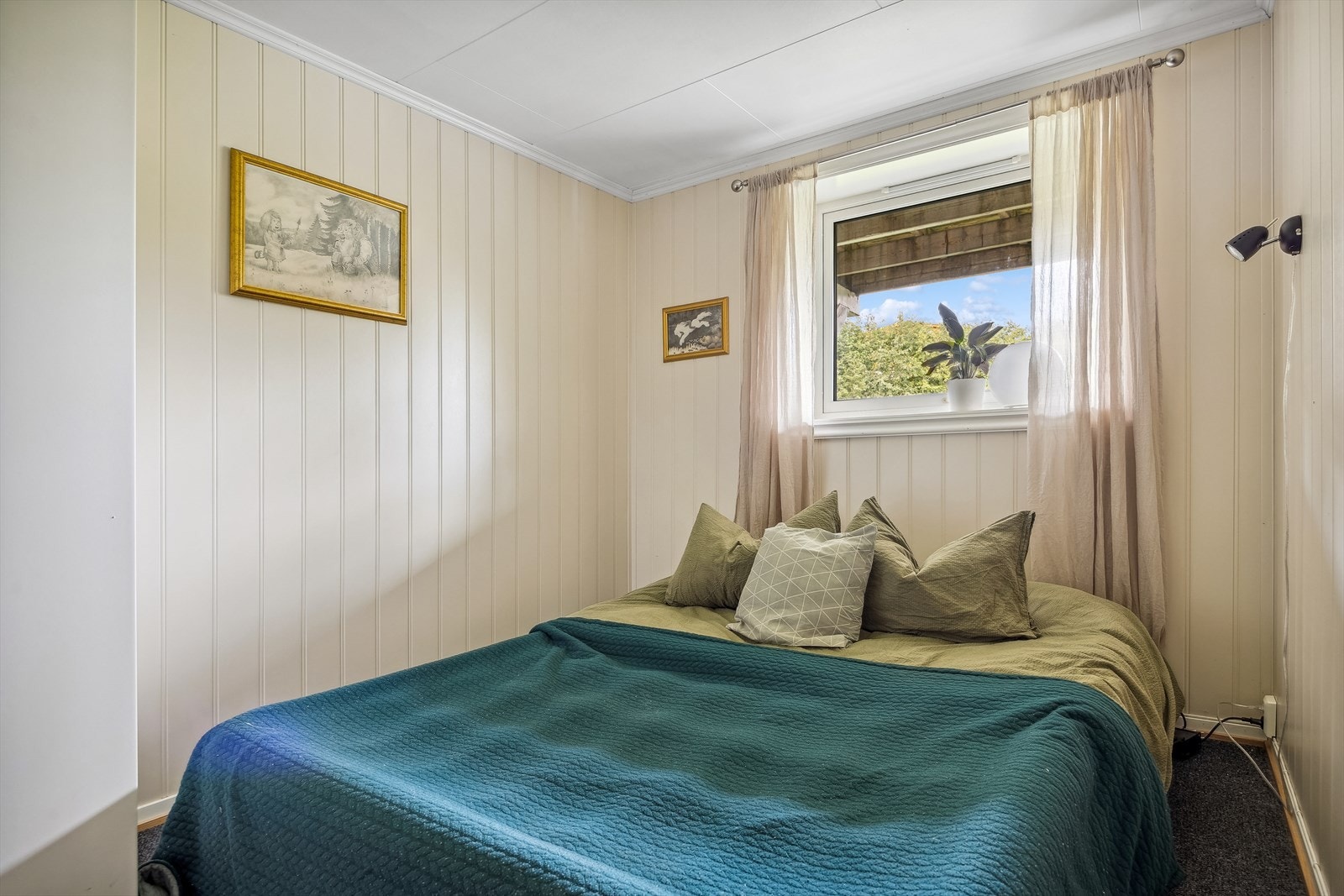 Det er et godkjent soverom i kjelleretasjen, og to som er innredet som soverom. Disse rommene er på henholdsvis 8, 9 og 12,5 m². Galleribilde