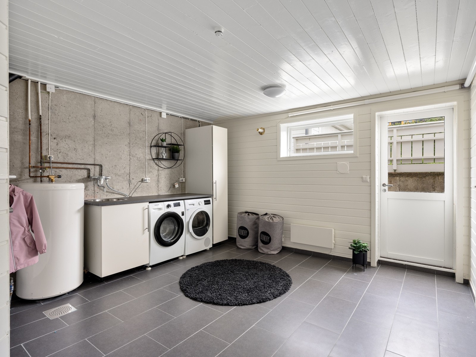 Romslig vaskerom med bi-inngang Galleribilde