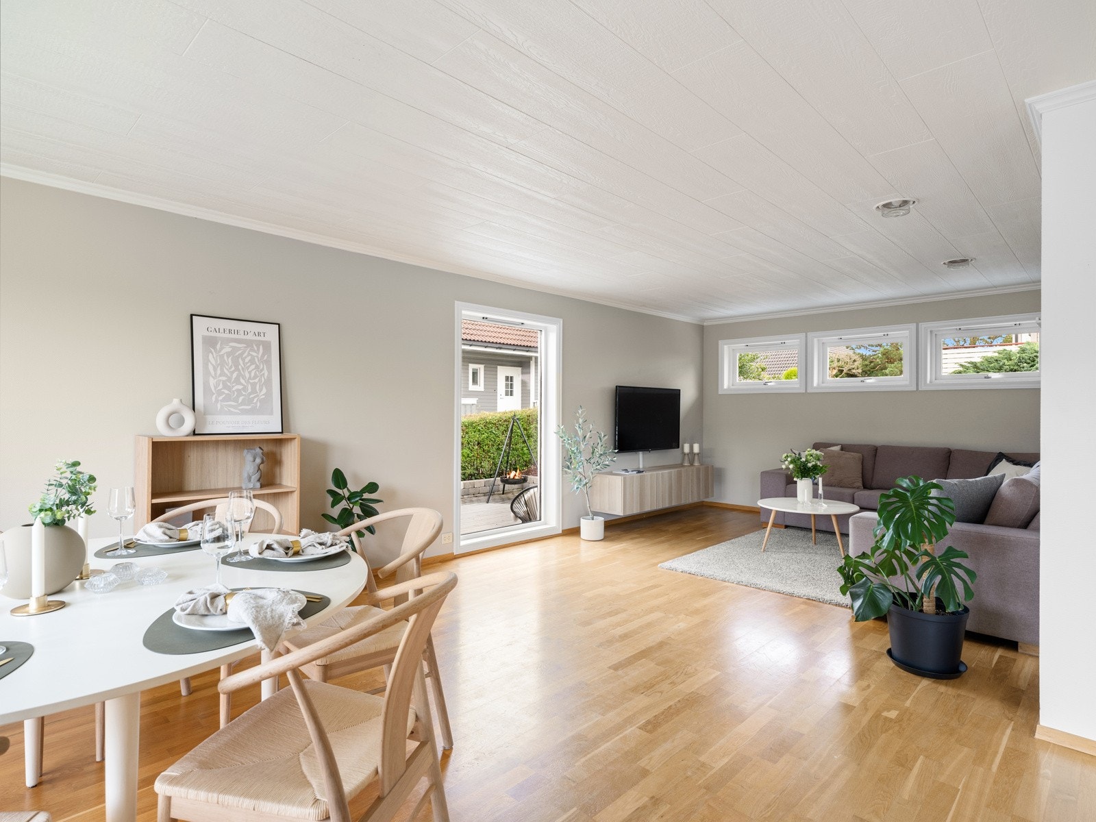 God plass til flere sittegrupper og stort spisebord Galleribilde