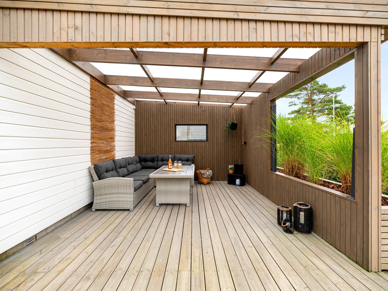 Det er god plass til utembøler og grill på terrassen Galleribilde