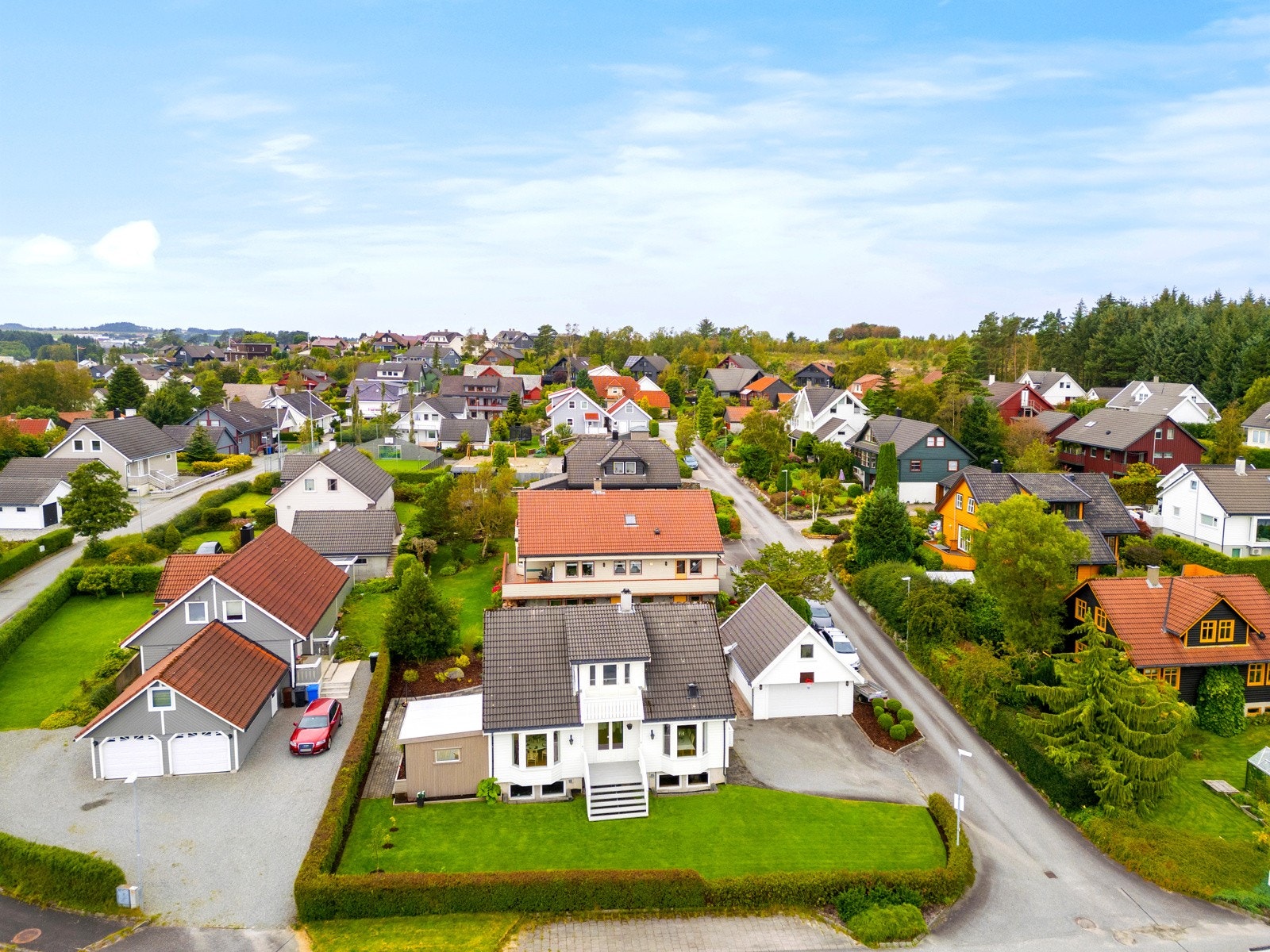 Eiendommen ligger i et veletablert og barnevennlig område på Kvernaland Galleribilde