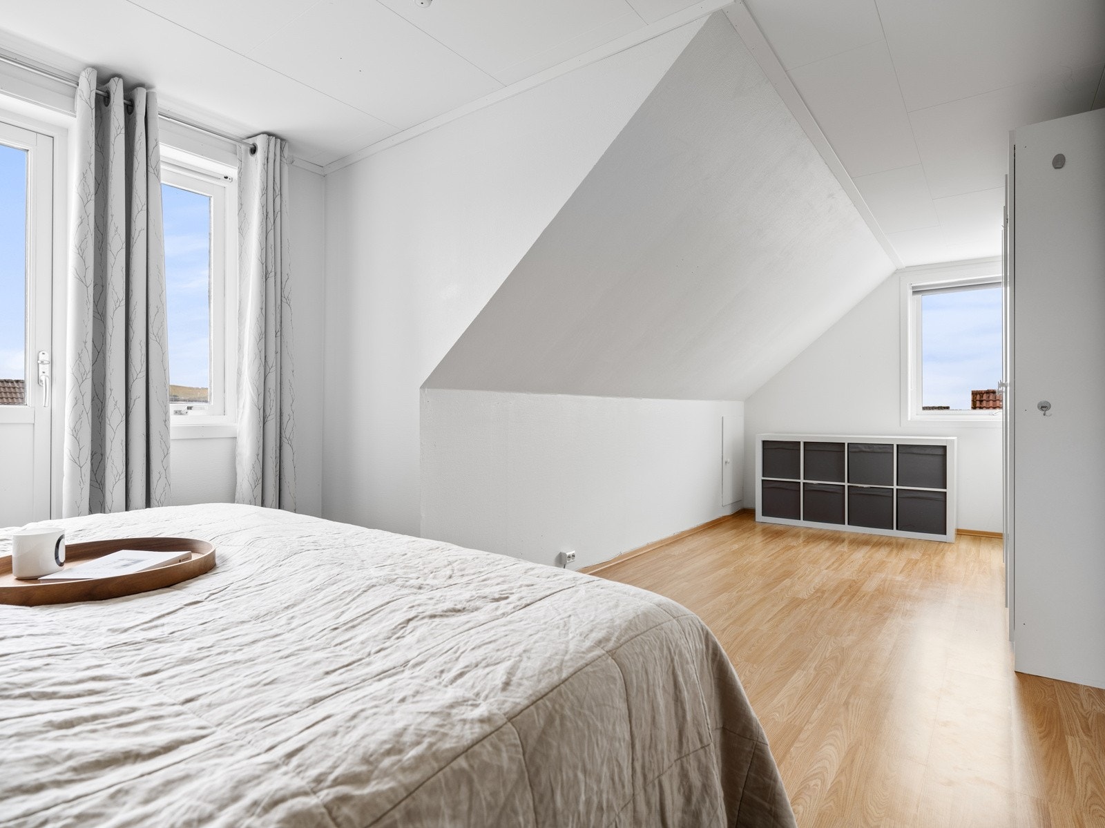 Romslig hovedsoverom med god plass til dobbeltseng, nattbord og garderobeskap Galleribilde